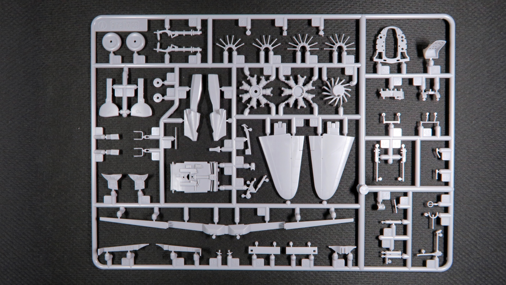 エンジンやコックピット部分はデリケートなパーツや、小さいパーツが多いでの気をつけたい
