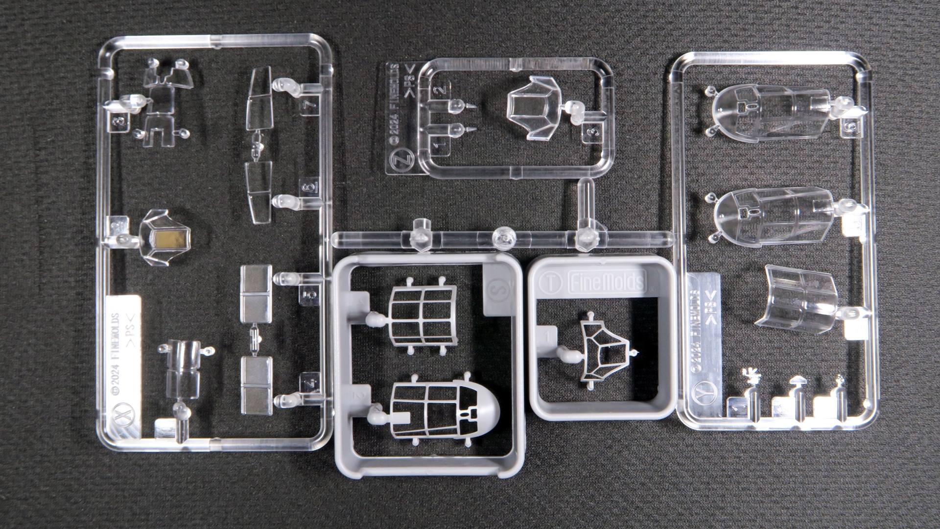 風防部分はフレームとガラスが別パーツになっている。フレームのパーツは細いので切り離す時の力加減に注意が必要