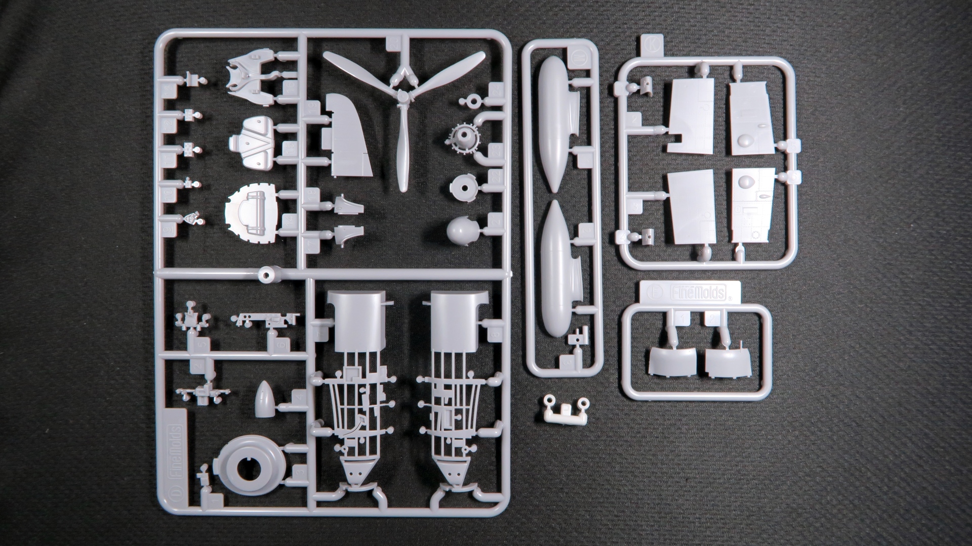 その他のパーツ類も大型のものが多く、組みやすさを重視していることがわかる