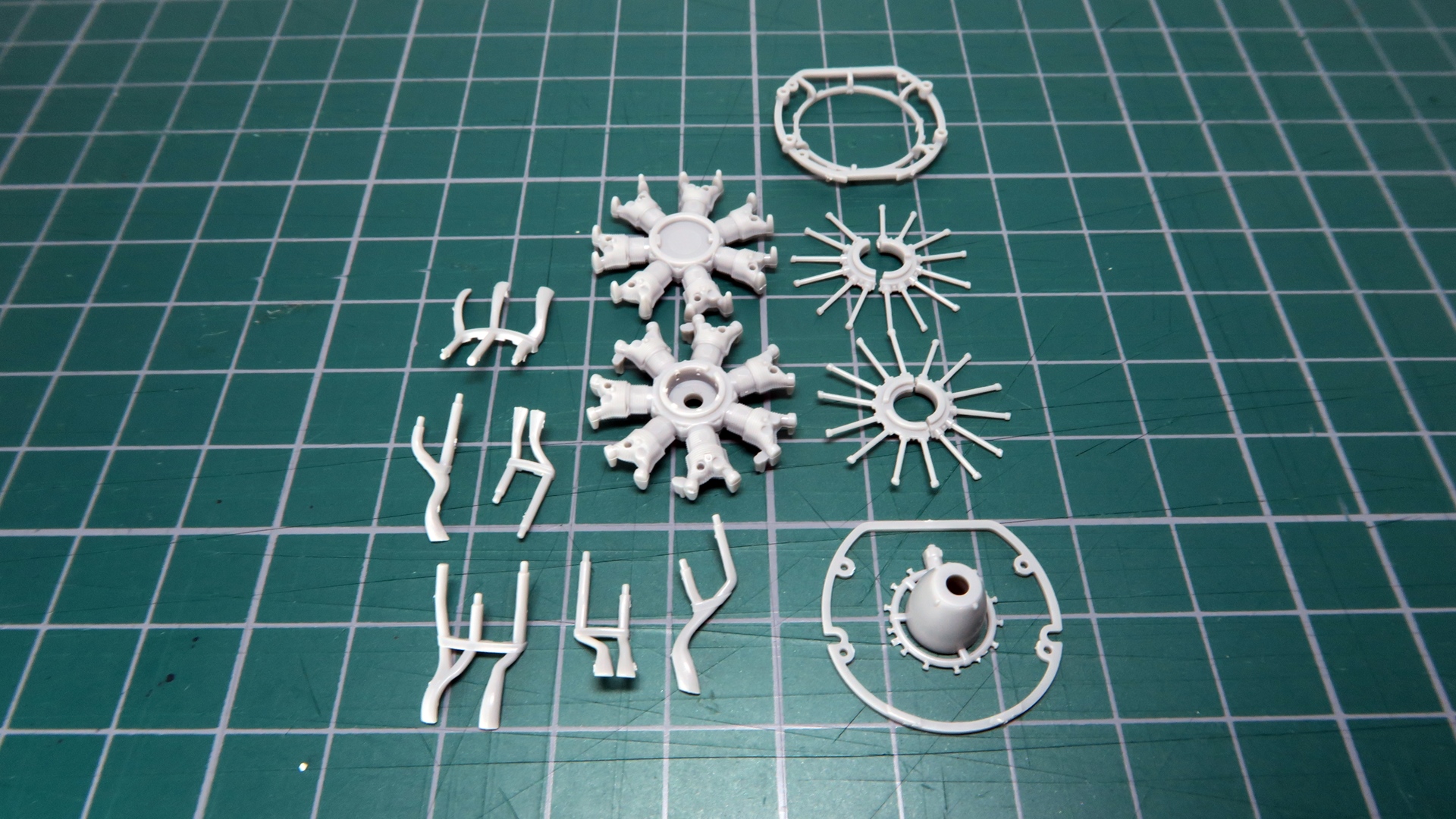 排気管以外のパーツは基本的に各部位１～2パーツで分割されているので、組み合わせて接着していくだけの簡単ビルドになっている