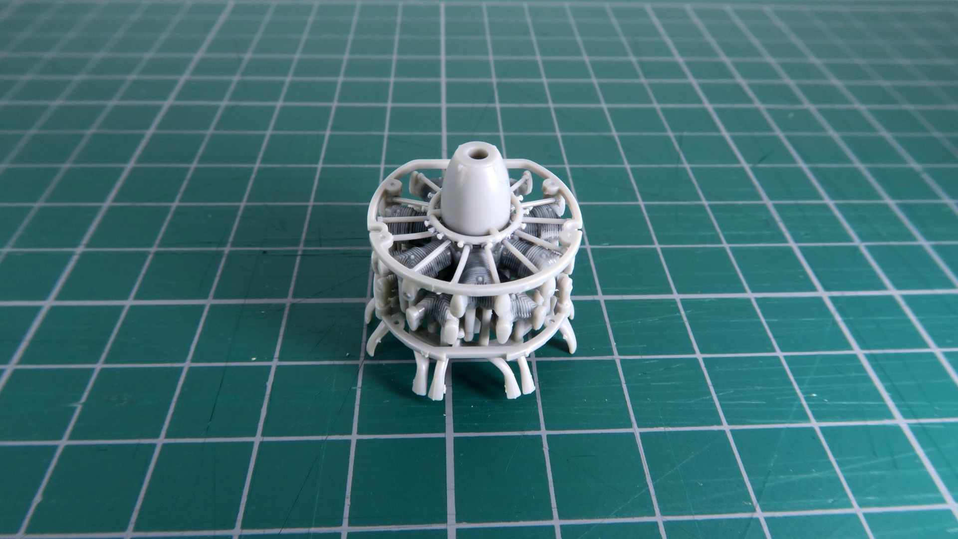 少ないパーツ構成にもかかわらず、しっかりと再現された「栄」二一型エンジンが完成する