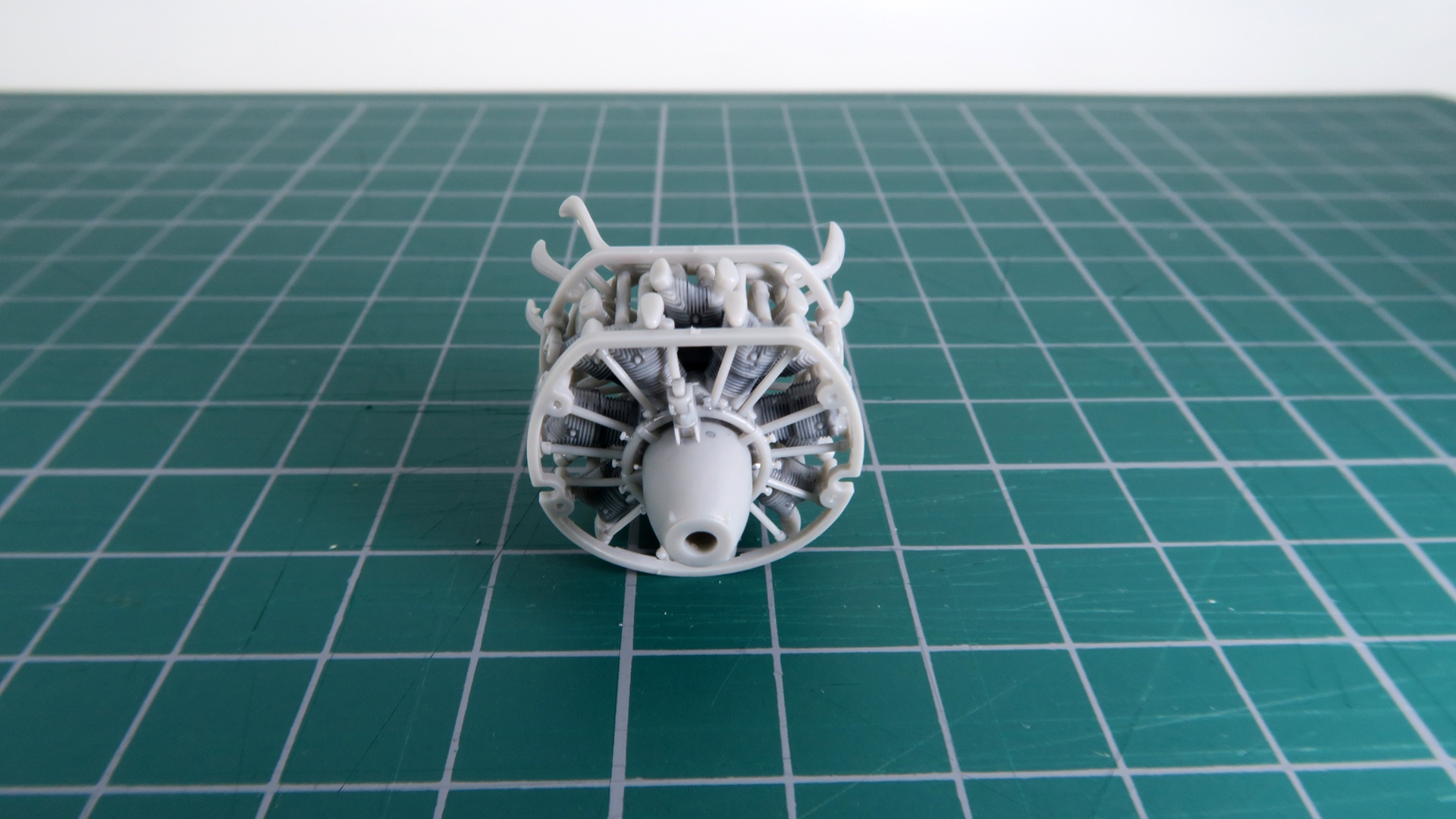 少ないパーツ構成にもかかわらず、しっかりと再現された「栄」二一型エンジンが完成する