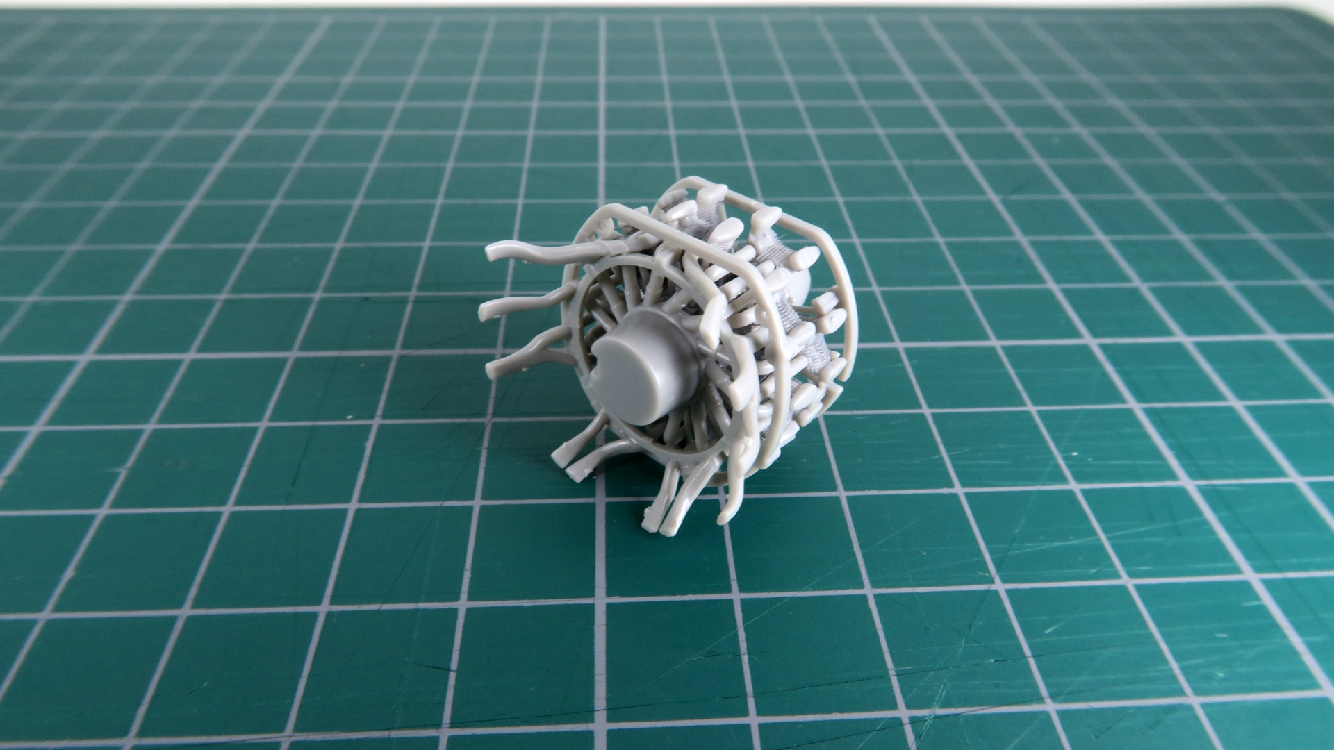 一見大変そうに見える排気管部分もパーツに用意されている穴に差し込んでいくだけなので、苦労することなくすべての排気管を取り付けることができた