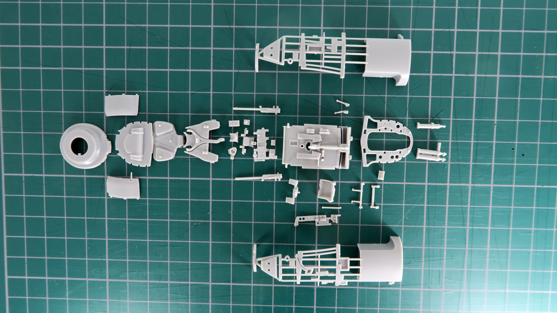 コックピットブロックの組み立てでは米粒のようなパーツを接着していく必要がある