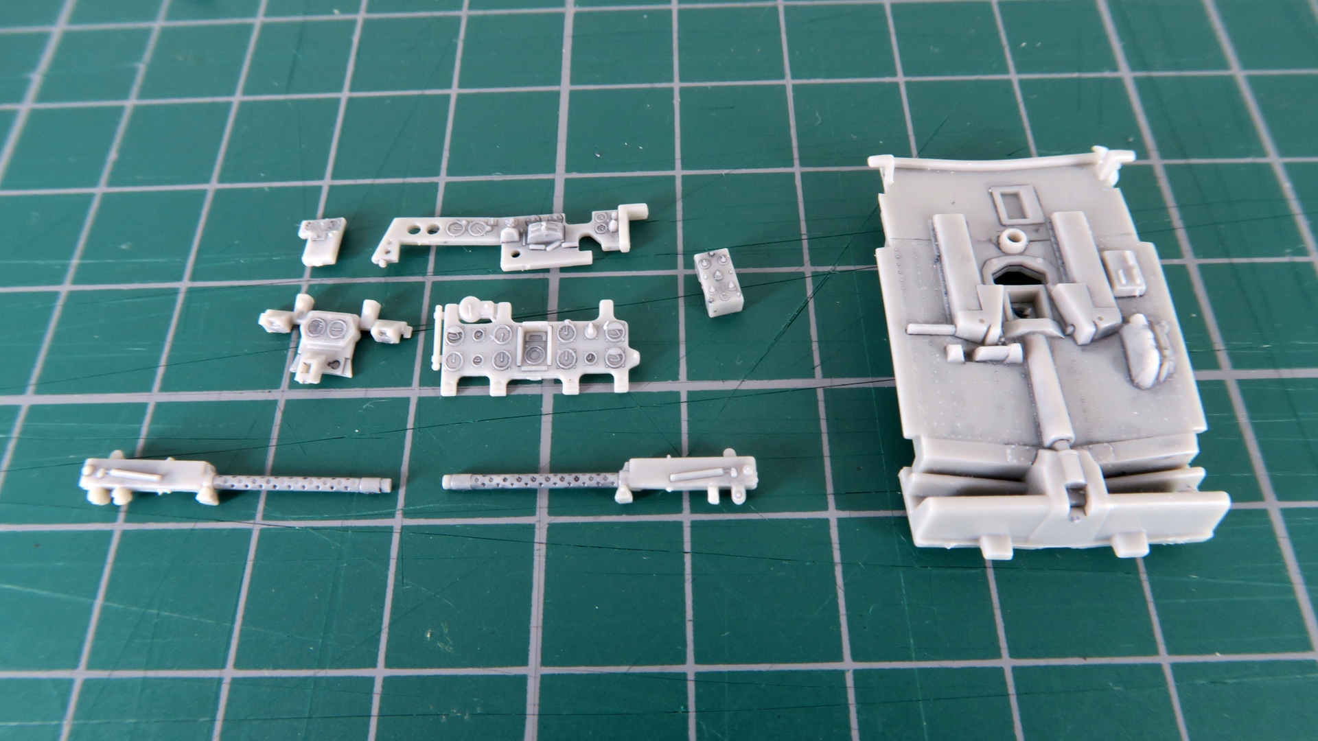 計器やスイッチ類は小さいながらもしっかりと彫刻されている