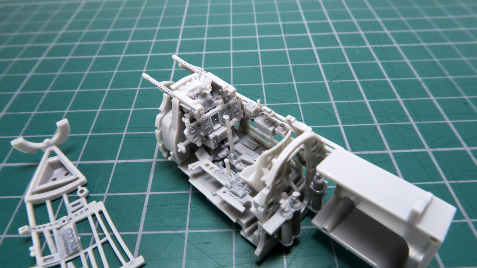 1/48とは思えないほど精密に再現された零戦のコックピット