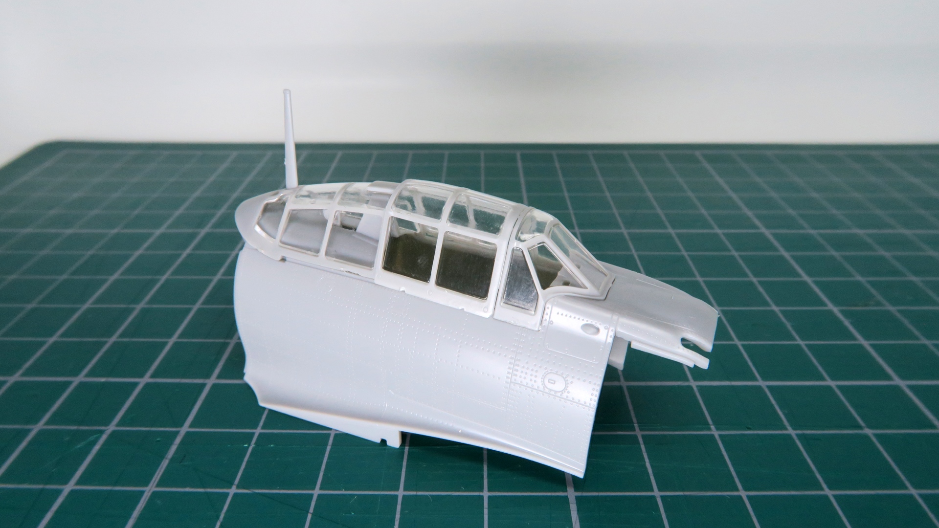 外装と風防部分はコックピットを覆いかぶさるように装着する別パーツ。接着しなければ多少の保持力はあるので、コックピットを眺めて楽しみたい方はあえて接着しない選択もありだ