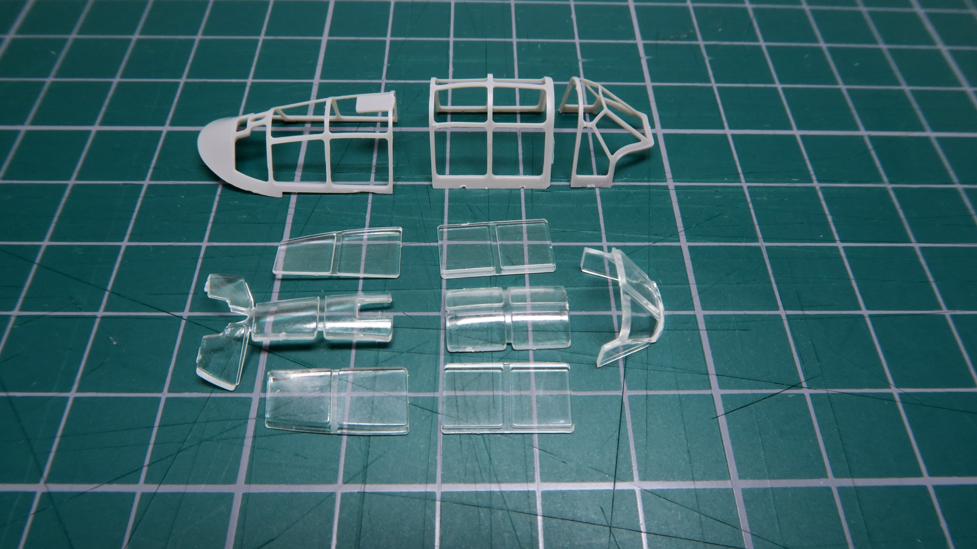風防は窓枠とクリアパーツが別になっているので、塗装するときはマスキングに必要がない。また、従来のものが好きな方のために一体型も同封されている