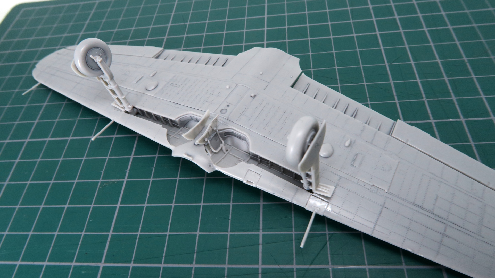 主脚パーツも接続部や蓋を開閉させるアームなどが細かく再現されている