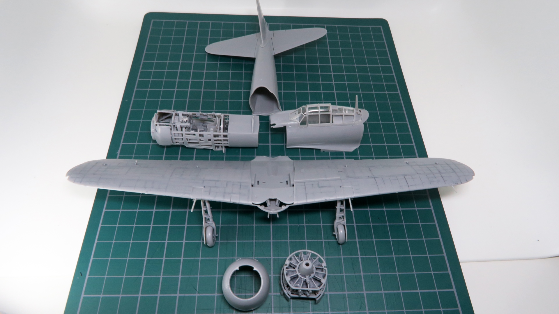 各ブロックが組み上がったら、これらを組み合わせるだけで零戦が完成する