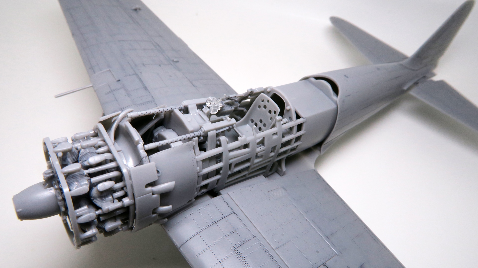 エンジンからコックピットブロックまでどのように繋がって、胴体機銃がどのように配置されているのかなど、零戦の内部がよくわかる