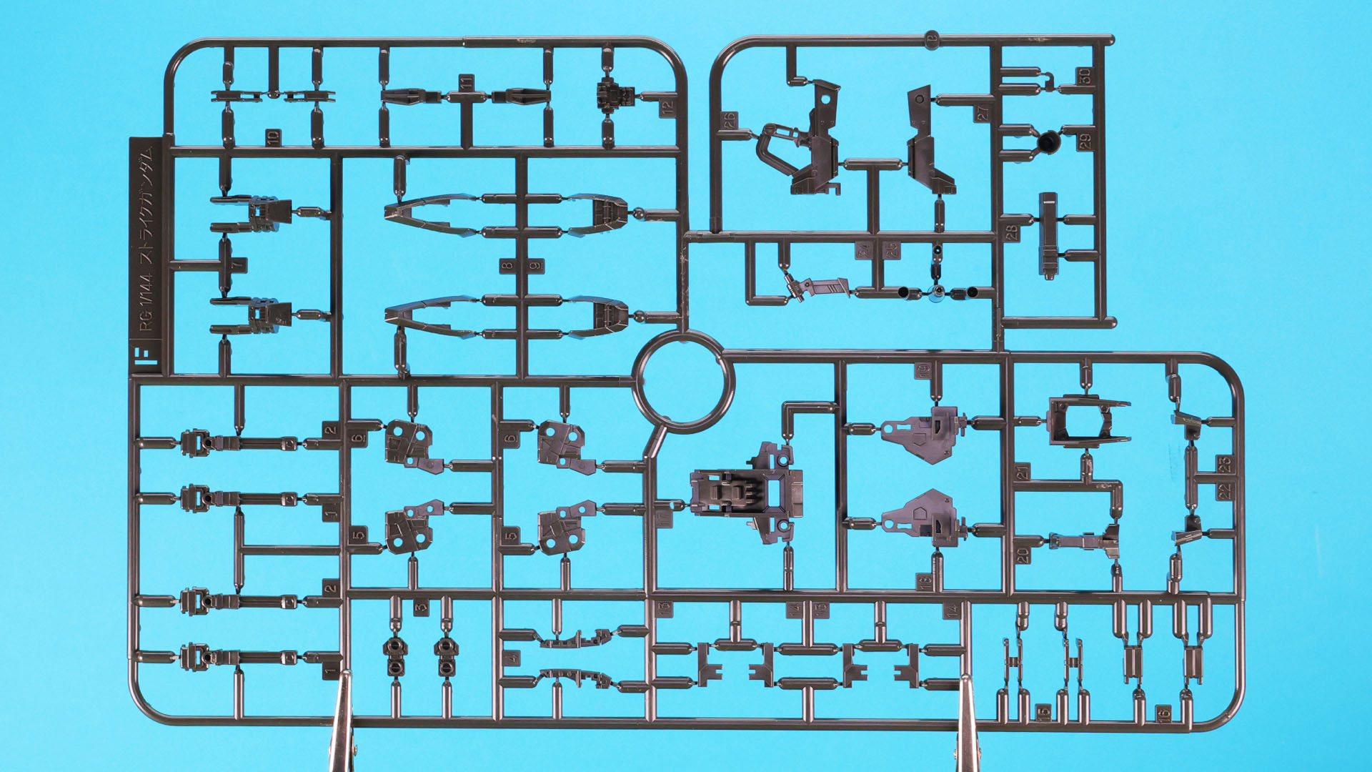 F:「RG 1/144 ストライクガンダム」系と共通のメカフレーム