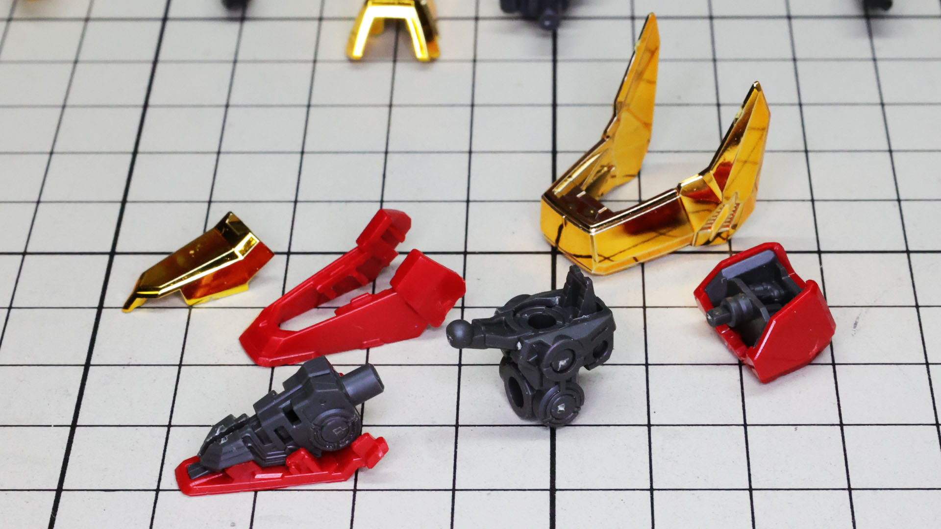 ゴールドメッキのアンクルアーマーは1パーツ化、ソール前方からボールジョイントで接続されます