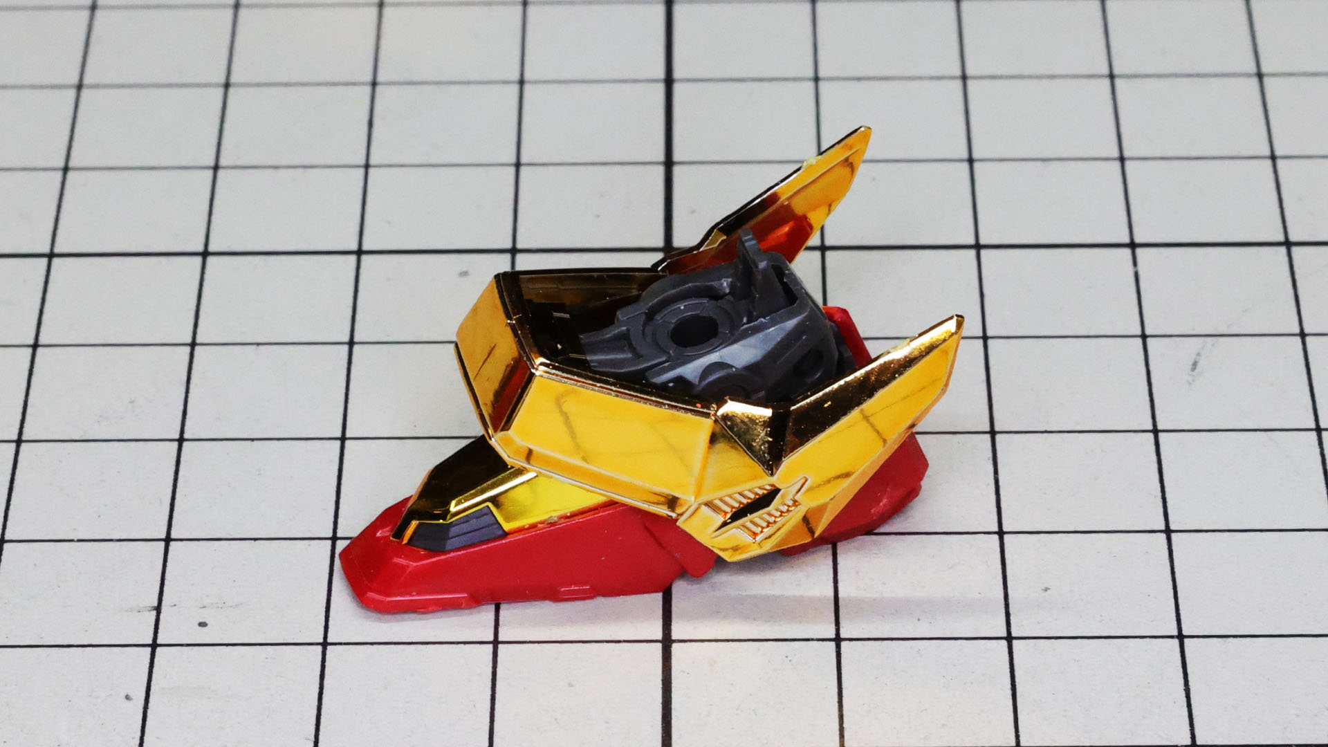 アドヴァンスドMSジョイントにアカツキ専用のメカフレームを組み付け、さらにゴールドメッキの装甲パーツを組み付けます