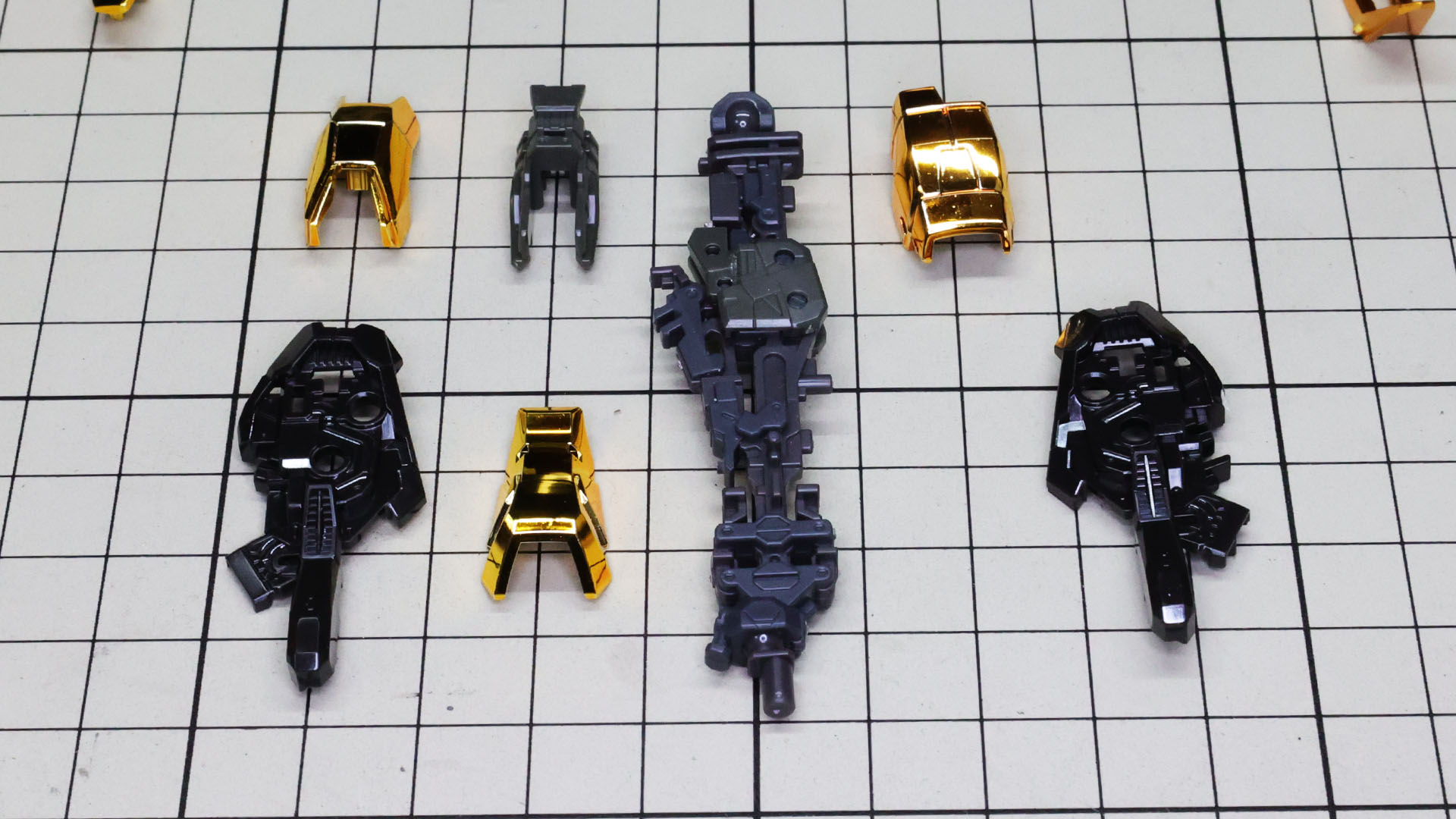 アドヴァンスドMSジョイントにアカツキ専用のメカフレームを組み付け、さらにゴールドメッキの装甲パーツを組み付けます