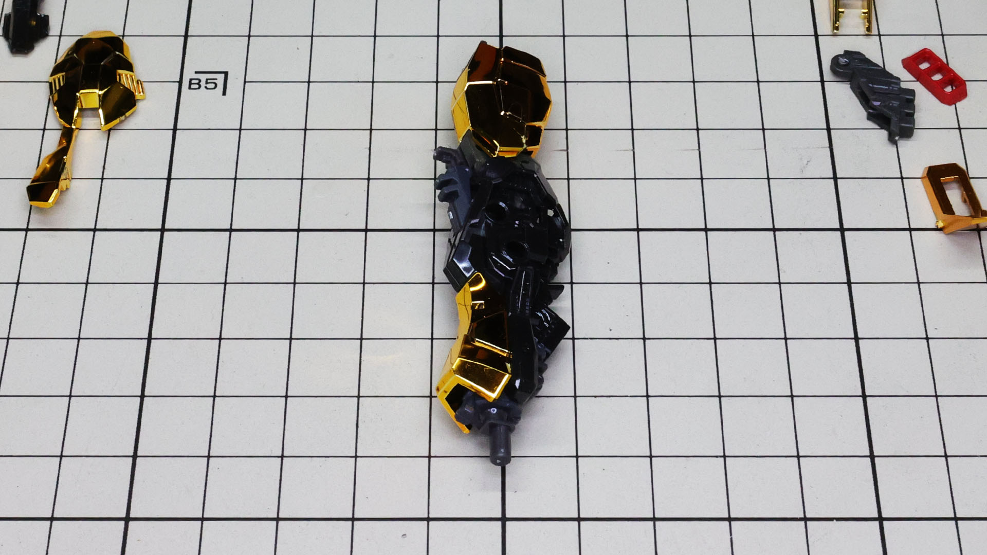 脚部の外側には可動するユニットが組み付けられます