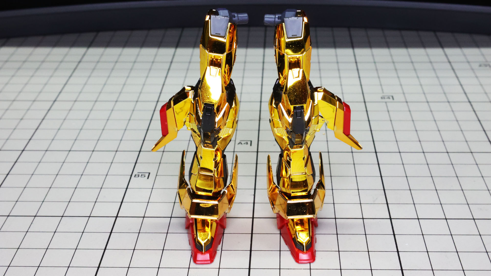 脚部外側を開くとこんな感じです。高機動時に使われそうですね