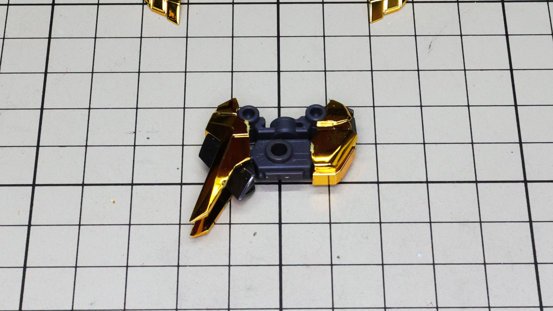 股関節部のメカフレームに装甲パーツを組み付けます