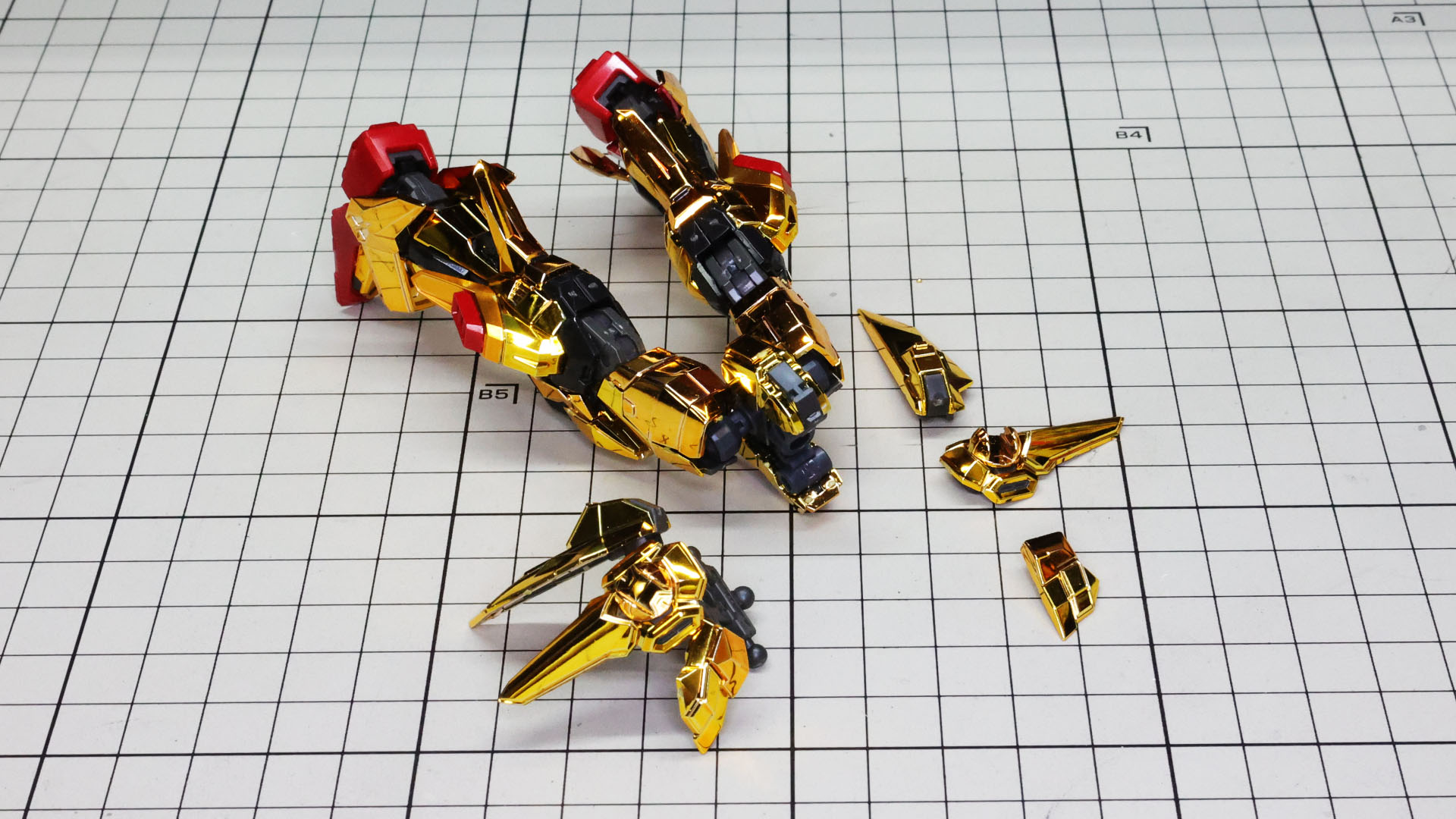 脚部をドッキングさせて、メカフレーム部にあるボールジョイントにスカートアーマーを組み付けていきます