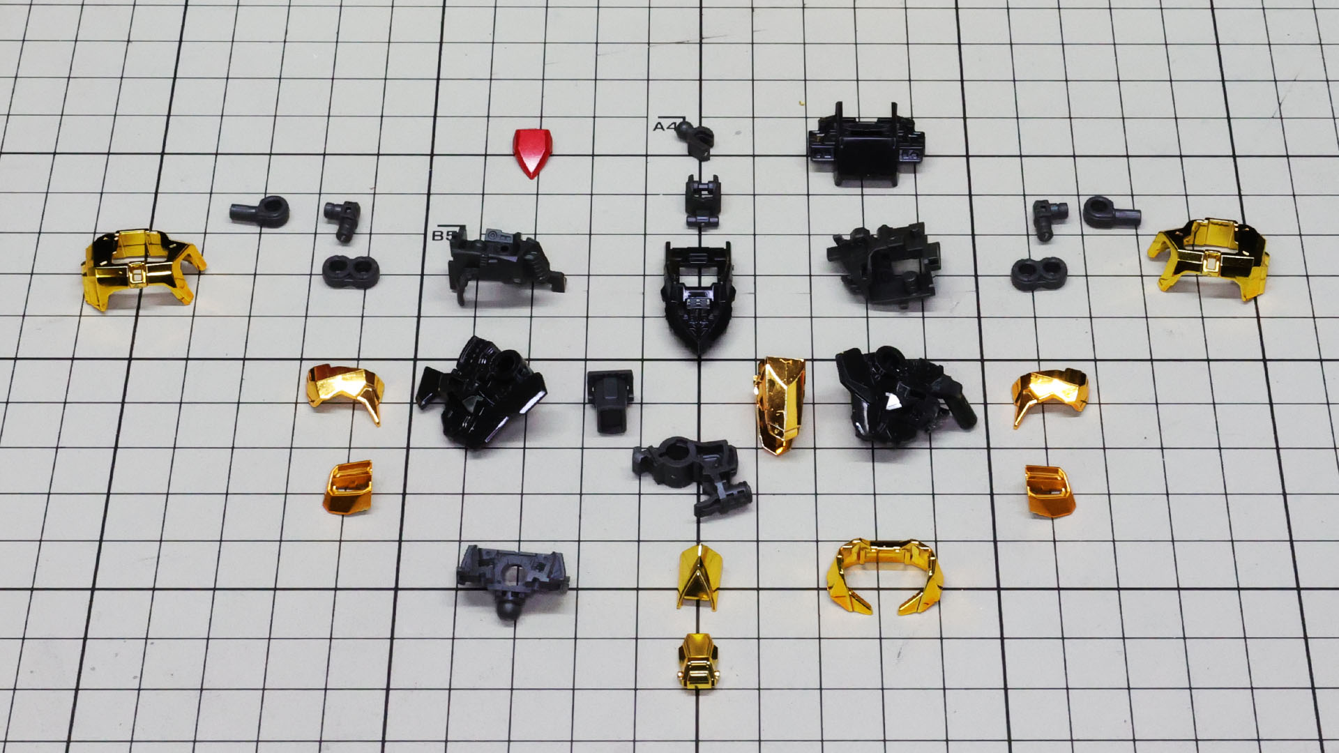 肩部、胸部、腹部等部位によって分けられたメカフレームがMS建造をイメージさせる胸部パーツ群