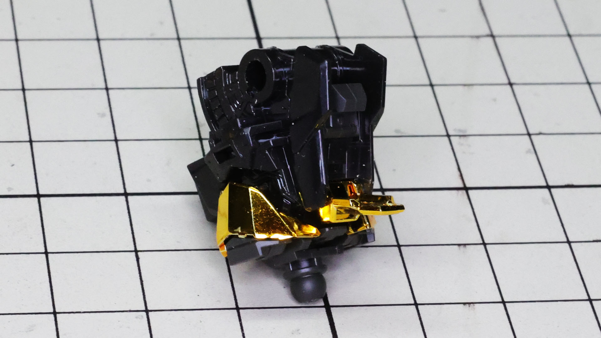 それらメカフレームを組み上げました。ブラックとゴールドメッキでちょっとわかりにくいですがとてつもないディテールです。コクピットハッチも開きます