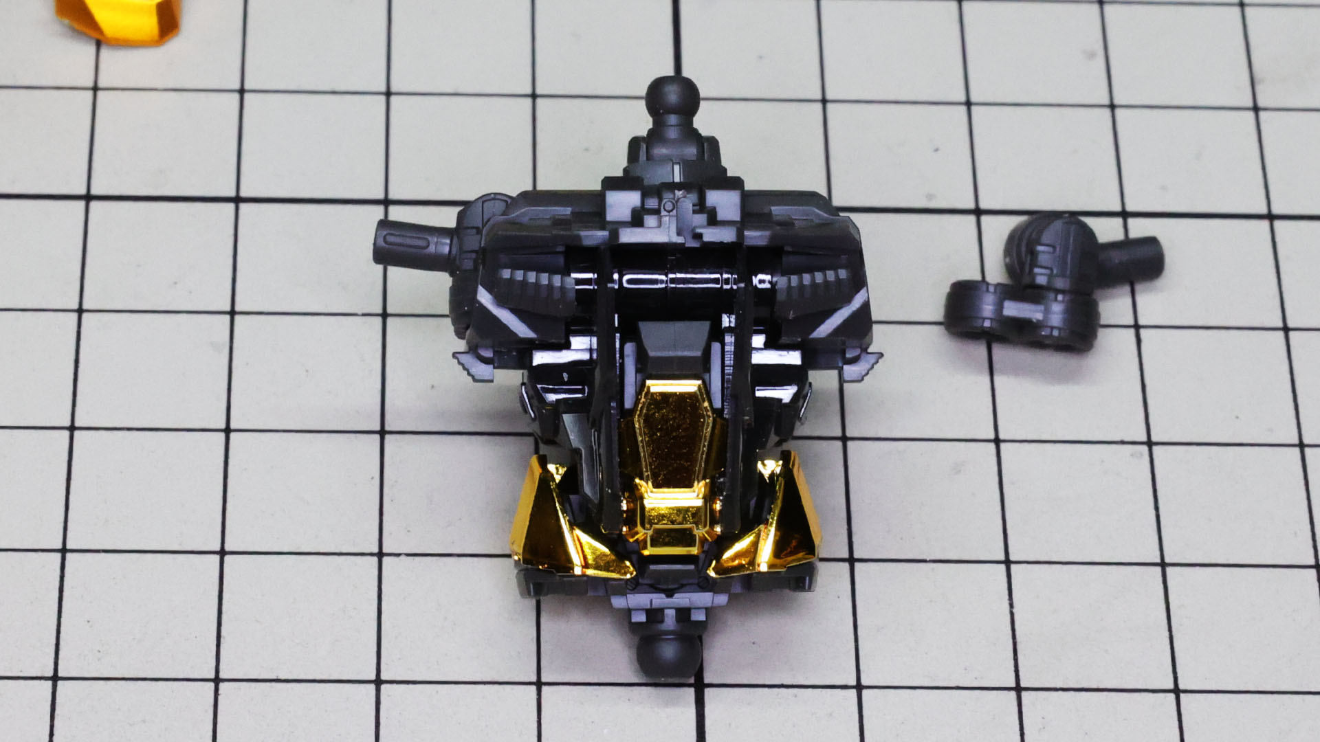 肩関節は4軸の構造となっていて高い可動性能を期待させてくれます