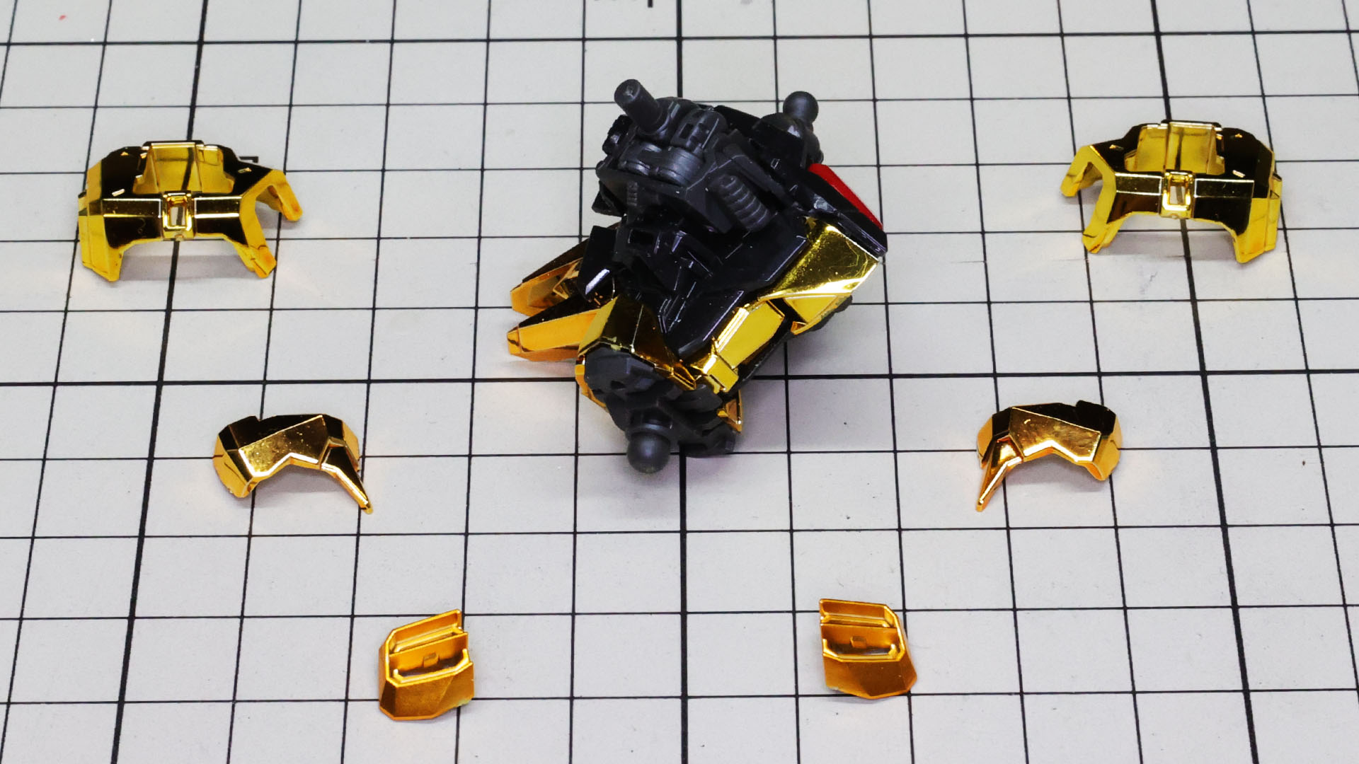 ゴールドメッキの装甲パーツを組み付けていけば完成です