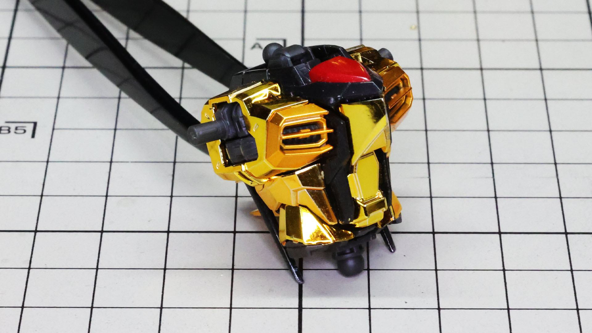 胸部ダクトカバーはつや消しのゴールドメッキパーツでアクセントにもなっています