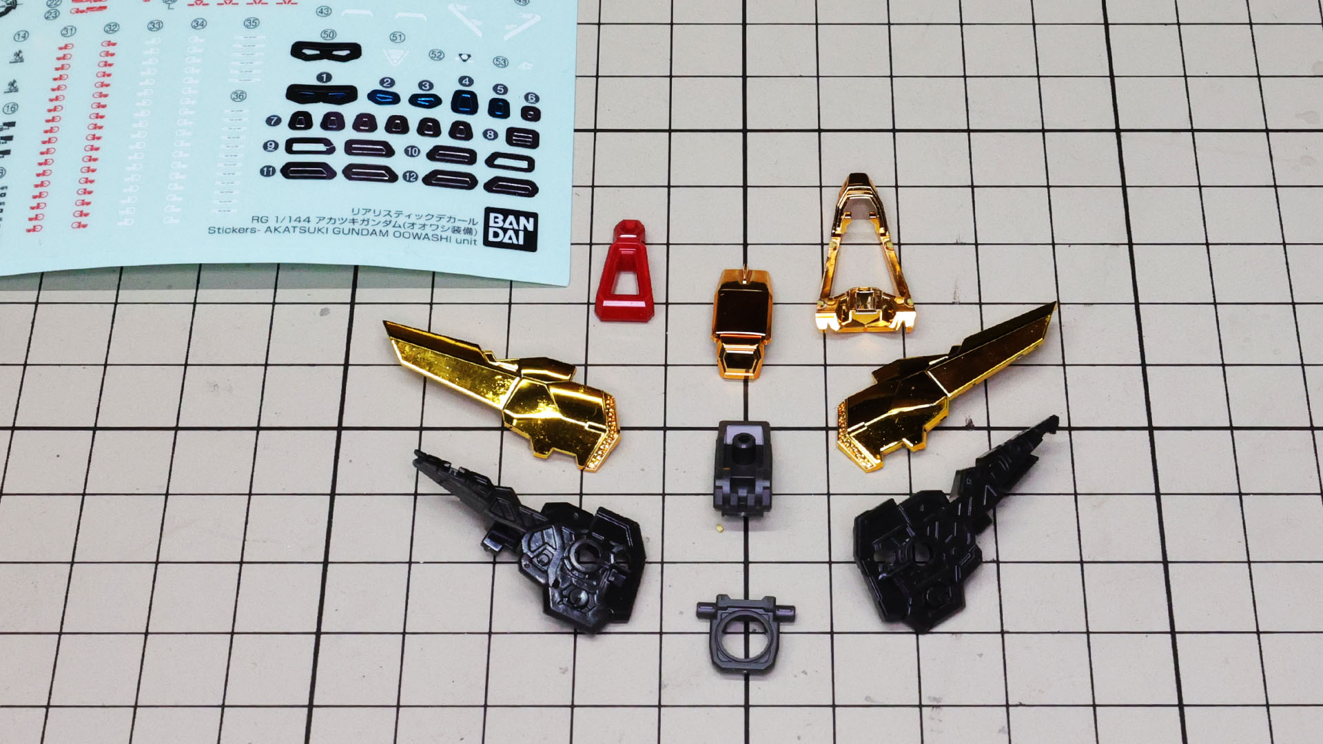 肩アーマーにはシールでのディテーリングを行います