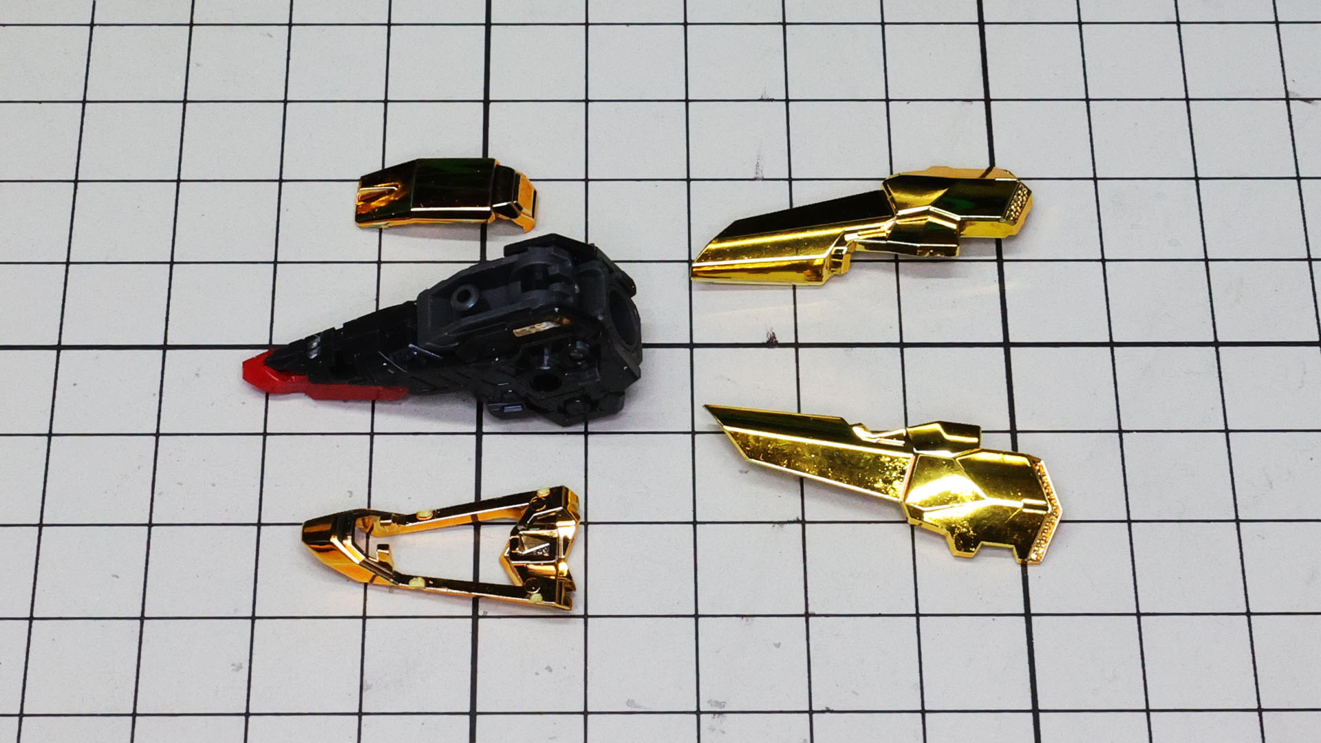 肩アーマーの先端の赤いスラスターカバーがいいアクセントになっています