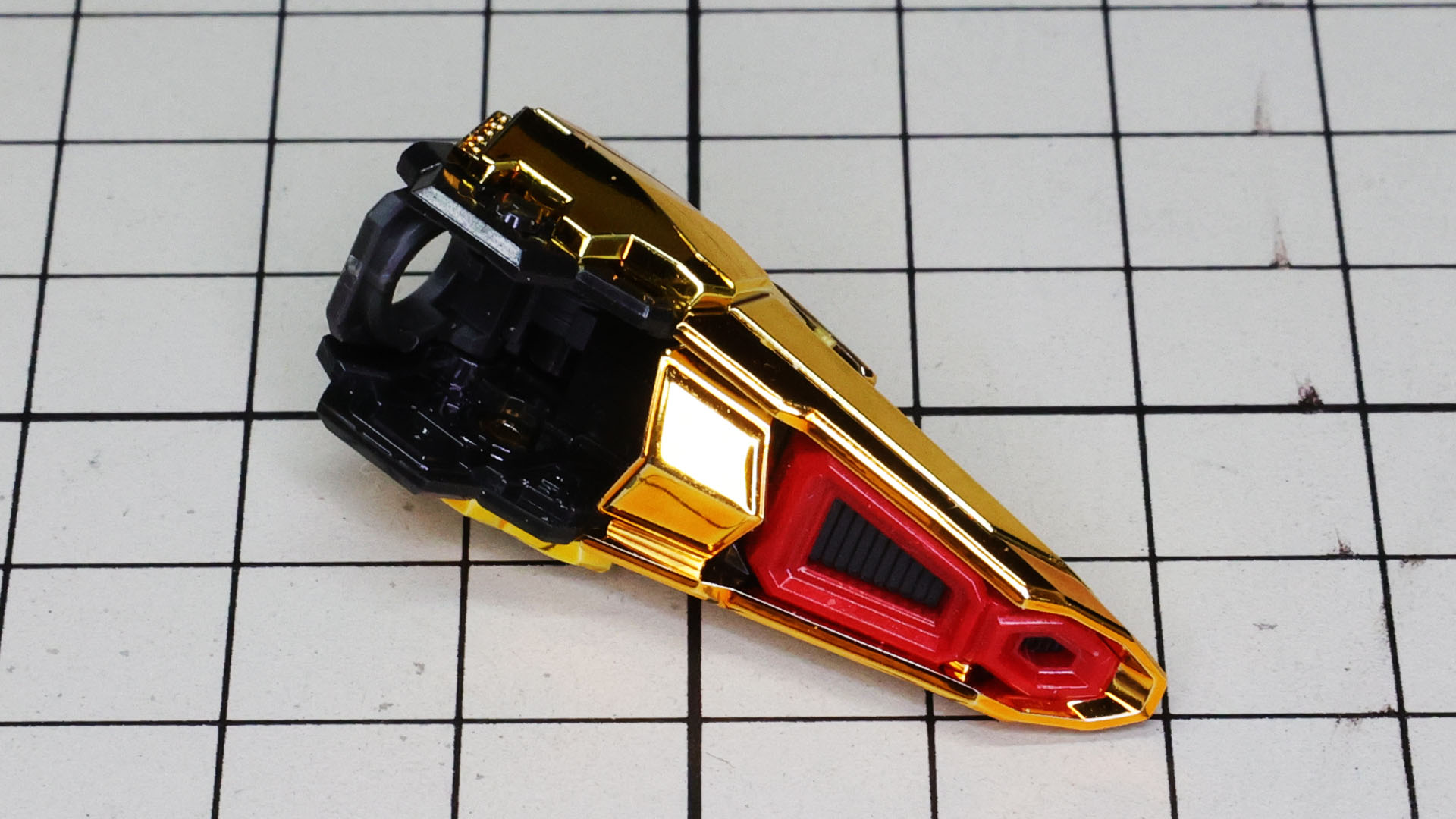 肩アーマーの先端の赤いスラスターカバーがいいアクセントになっています