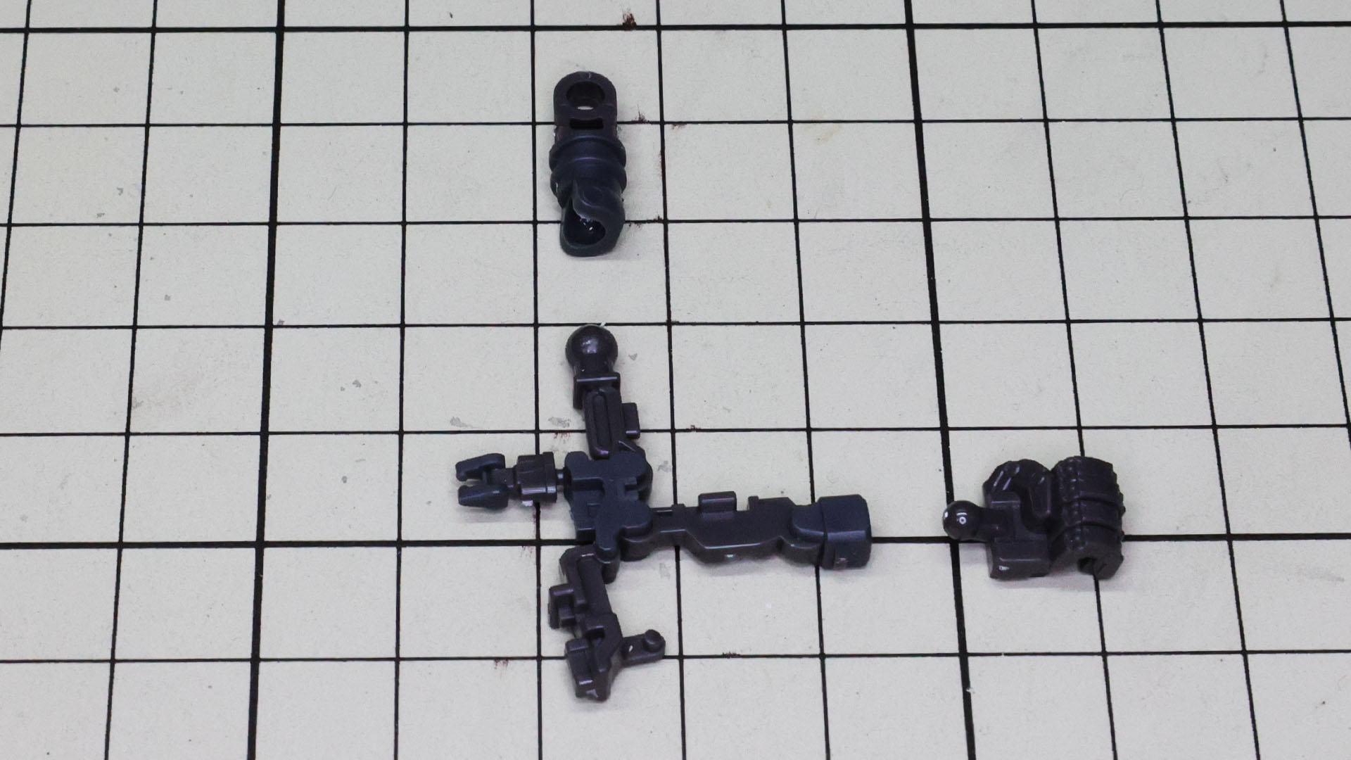 メカフレームから一部パーツを外します