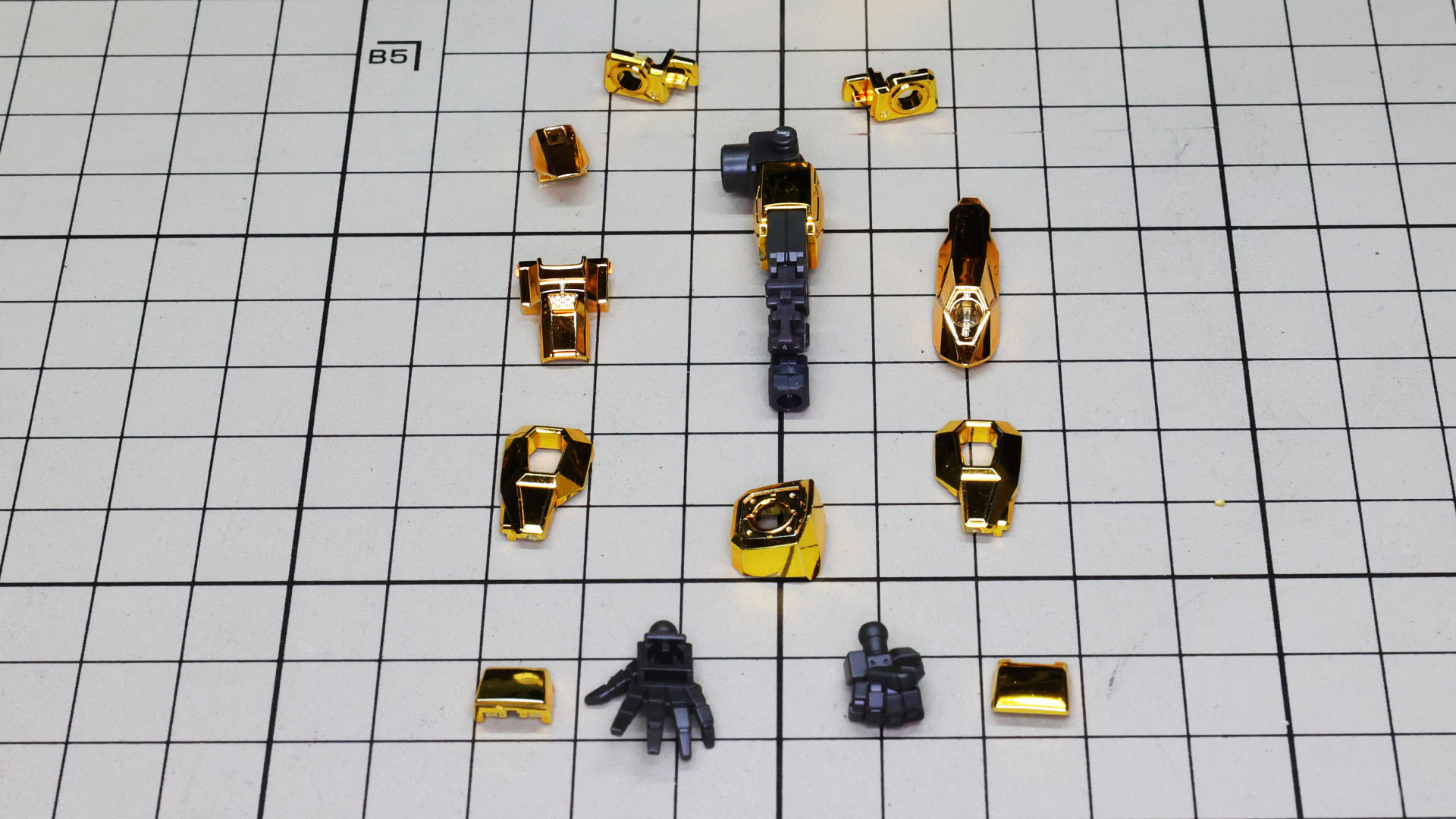 今キット専用の肩関節やハンド、装甲類を組み付けて完成です