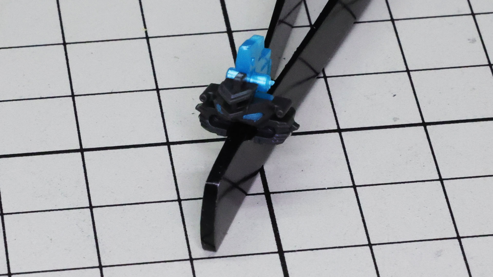 ツインアイは縁取りパーツの裏から組み込みます。ここはあえてシールでの再現はやめておきました