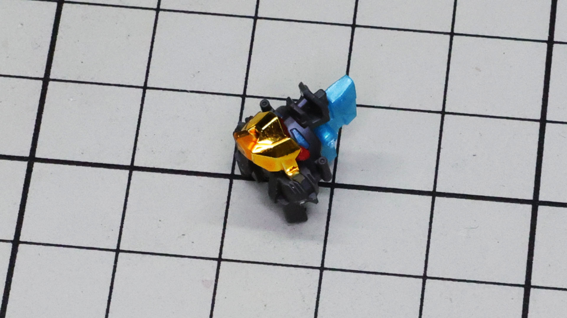 マスクパーツ3つを重ね合わせてメカフレームに組みつけました