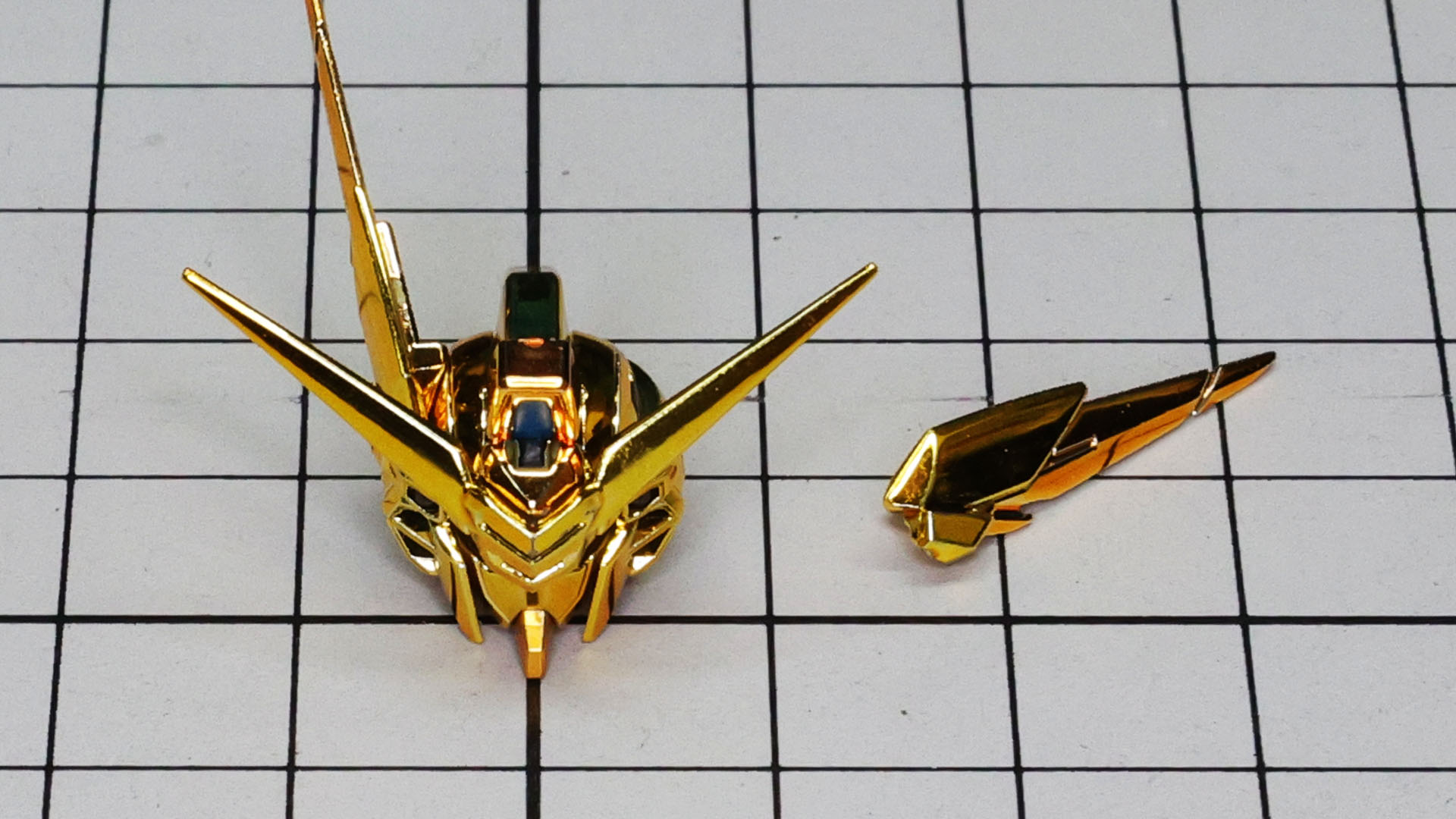 アンテナ類を組み付けます