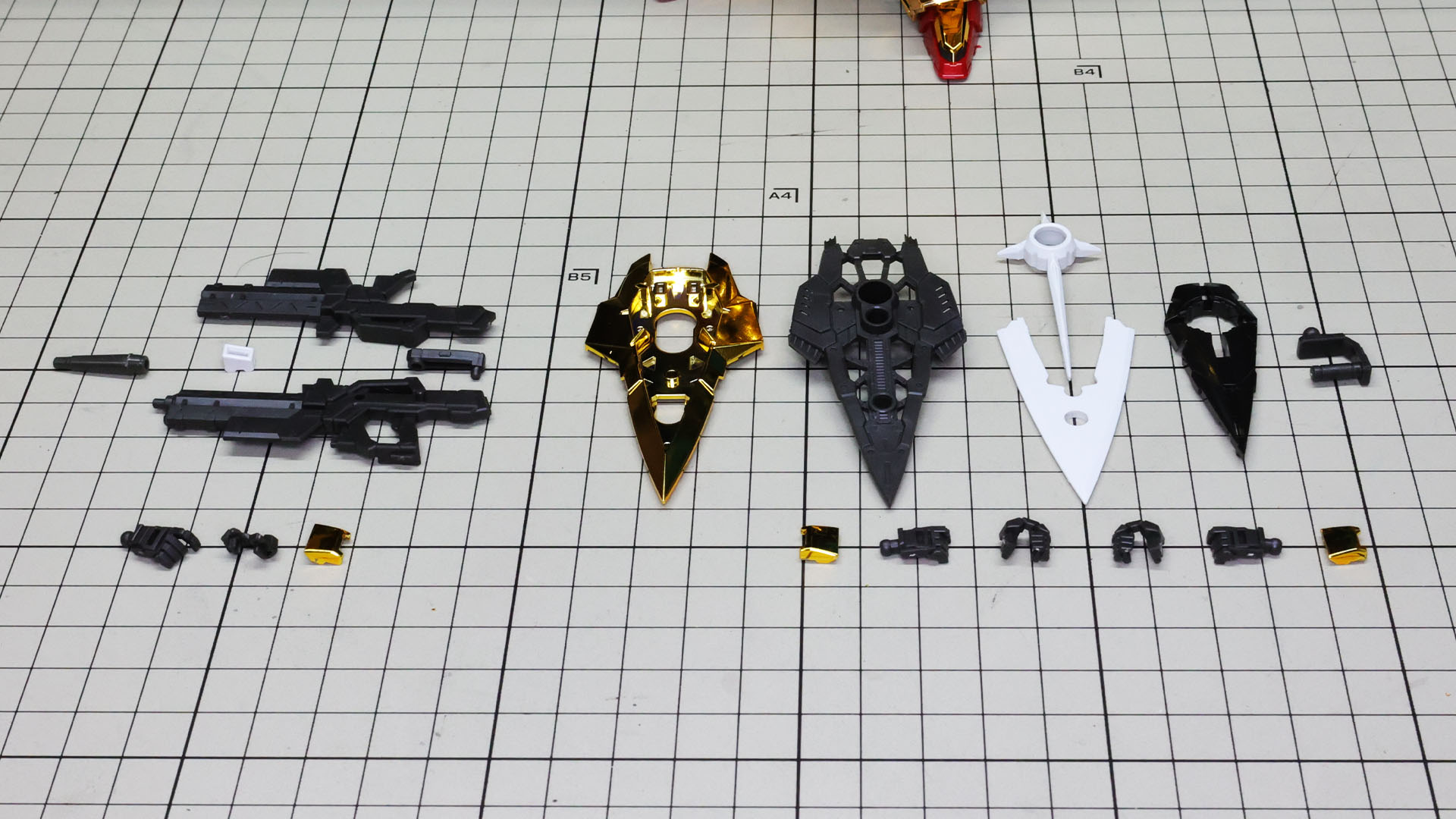 左がビームライフル、中央から右がシールドのパーツ群