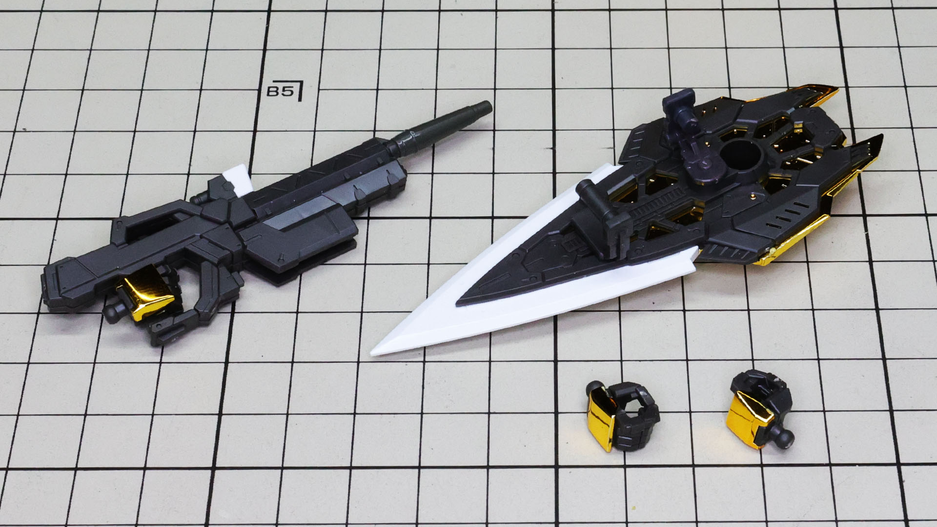 シールド上部のジョイントは腰部組み立ての時に外したジョイントを使います