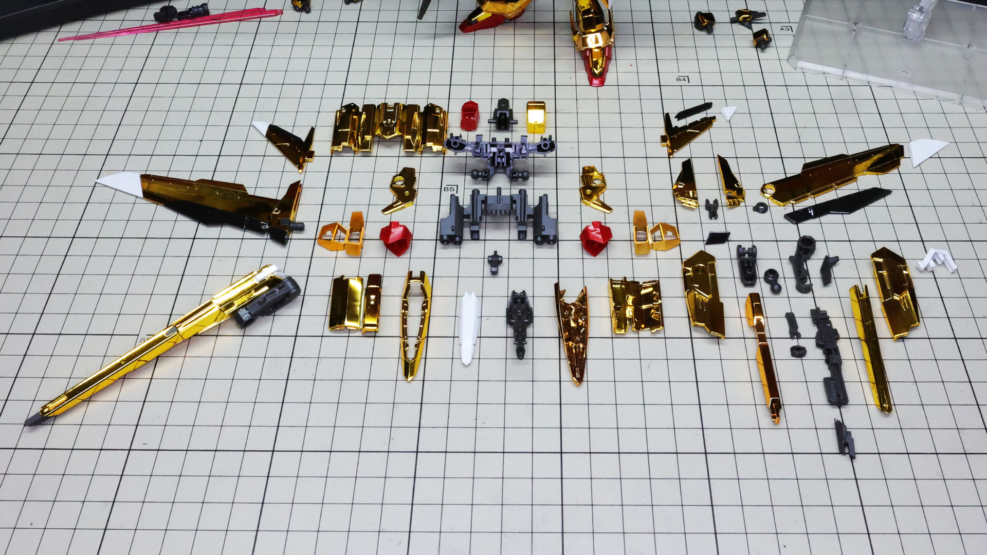 右側の羽とビーム砲を組んであります。中央がオオワシの本体、右側が左用の羽とビーム砲のパーツ群です