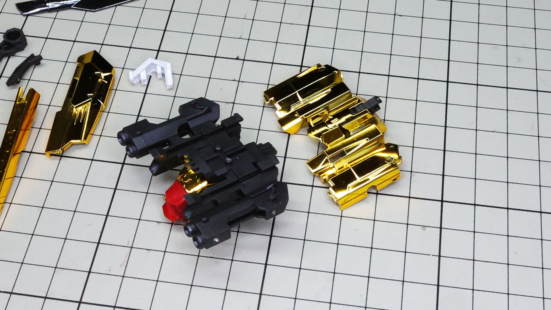 本体下部に推進機を組み付けて本体が組まれていきます