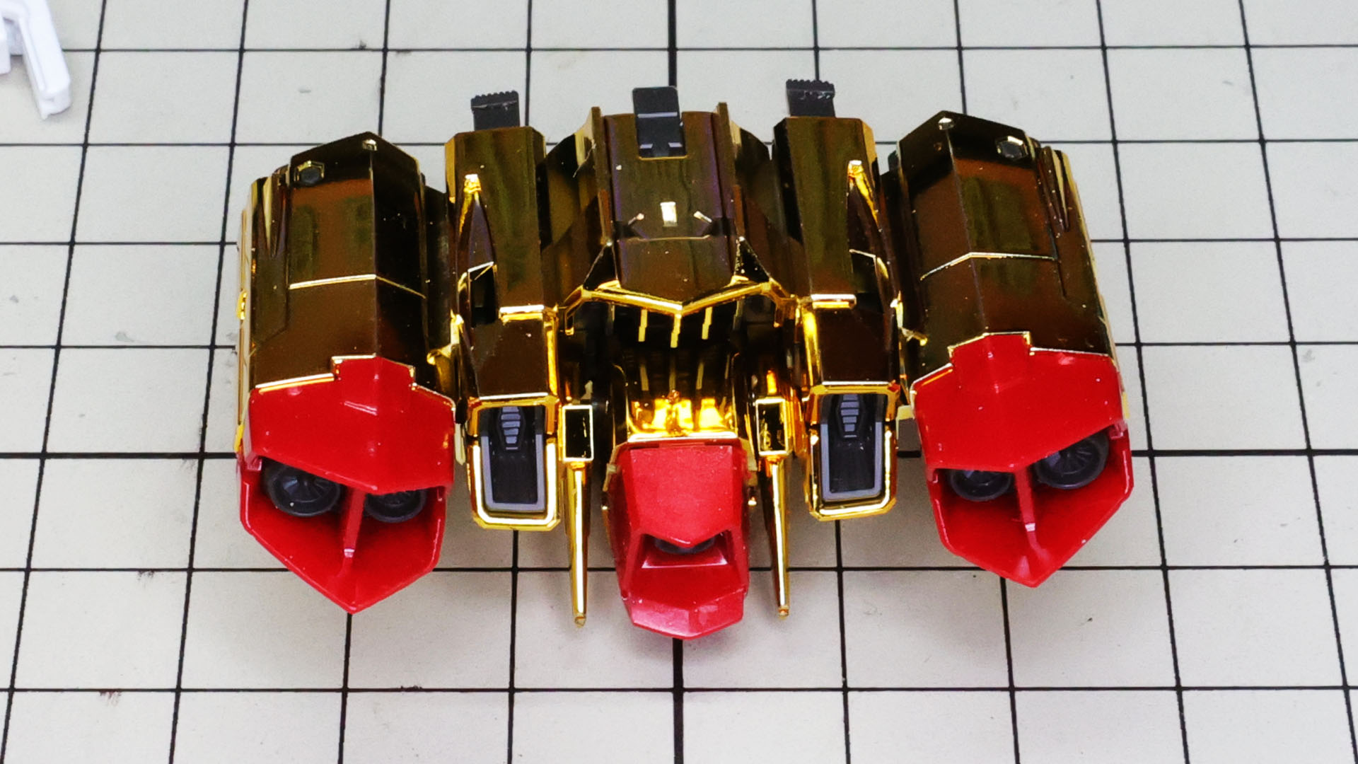 左右のノズルにも赤いカバーが取り付けられます