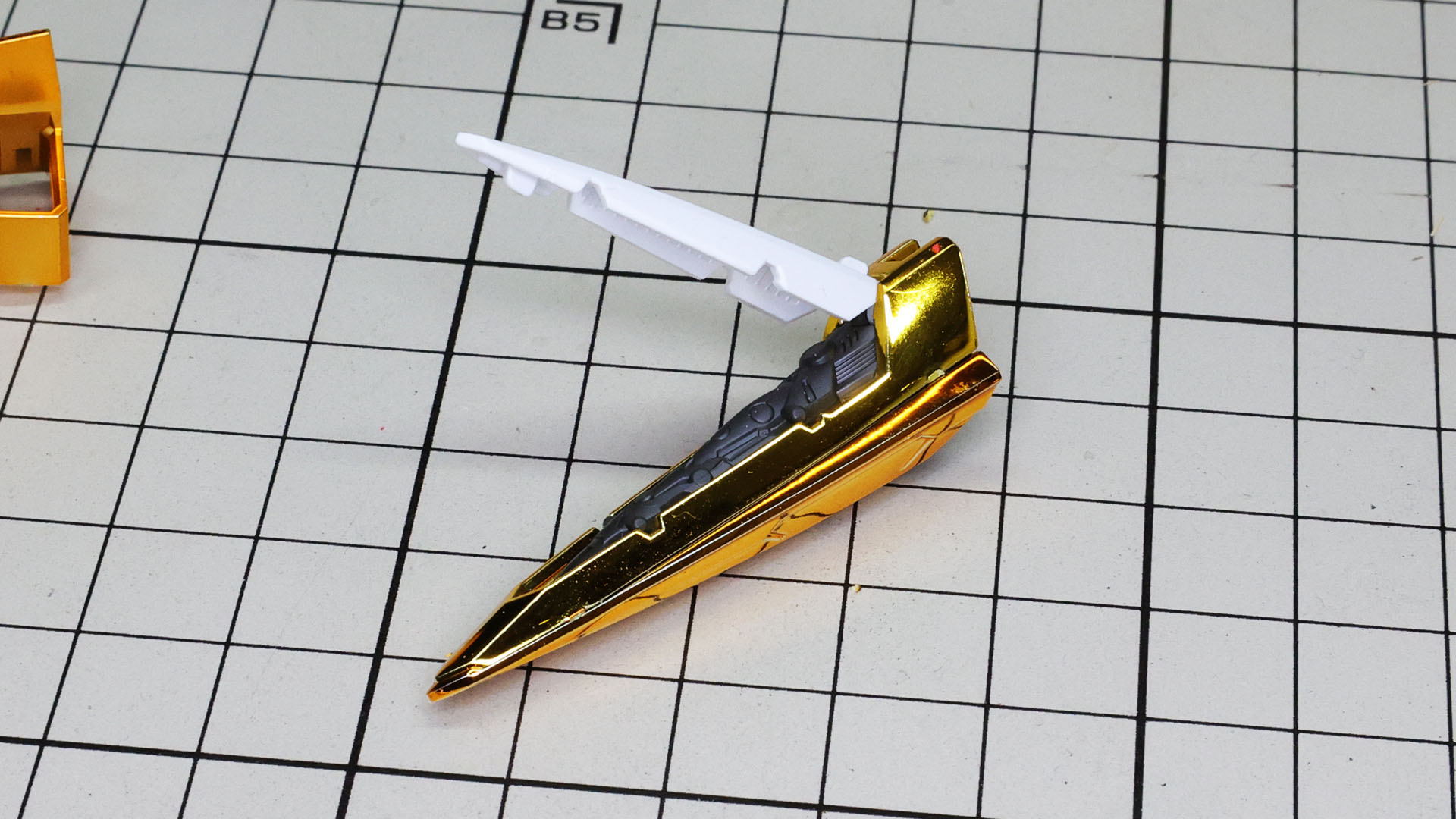 機首部は白いカバーが展開します