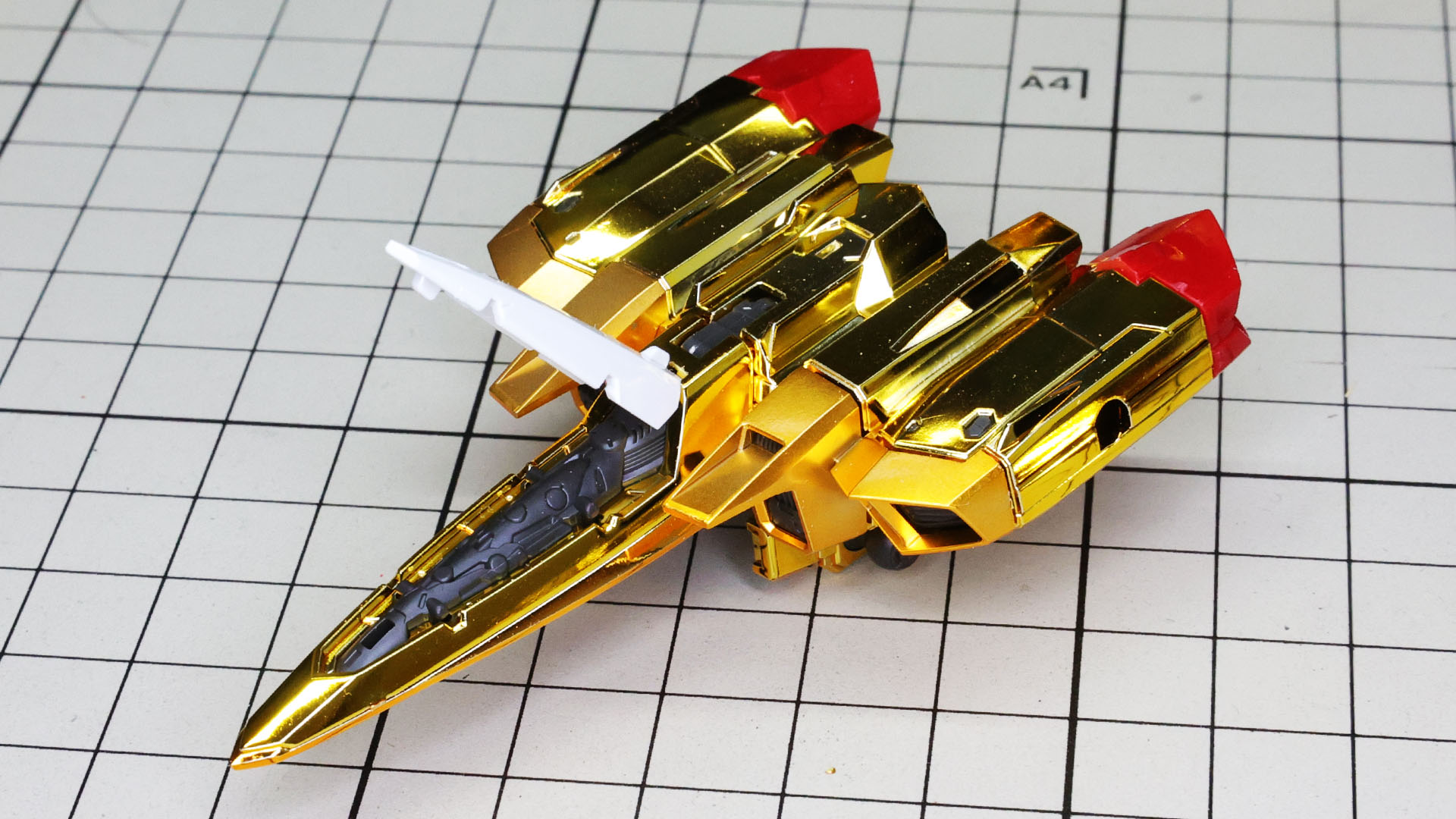 左右のつや消しゴールドのカバー装甲を組み付けて本体完成です