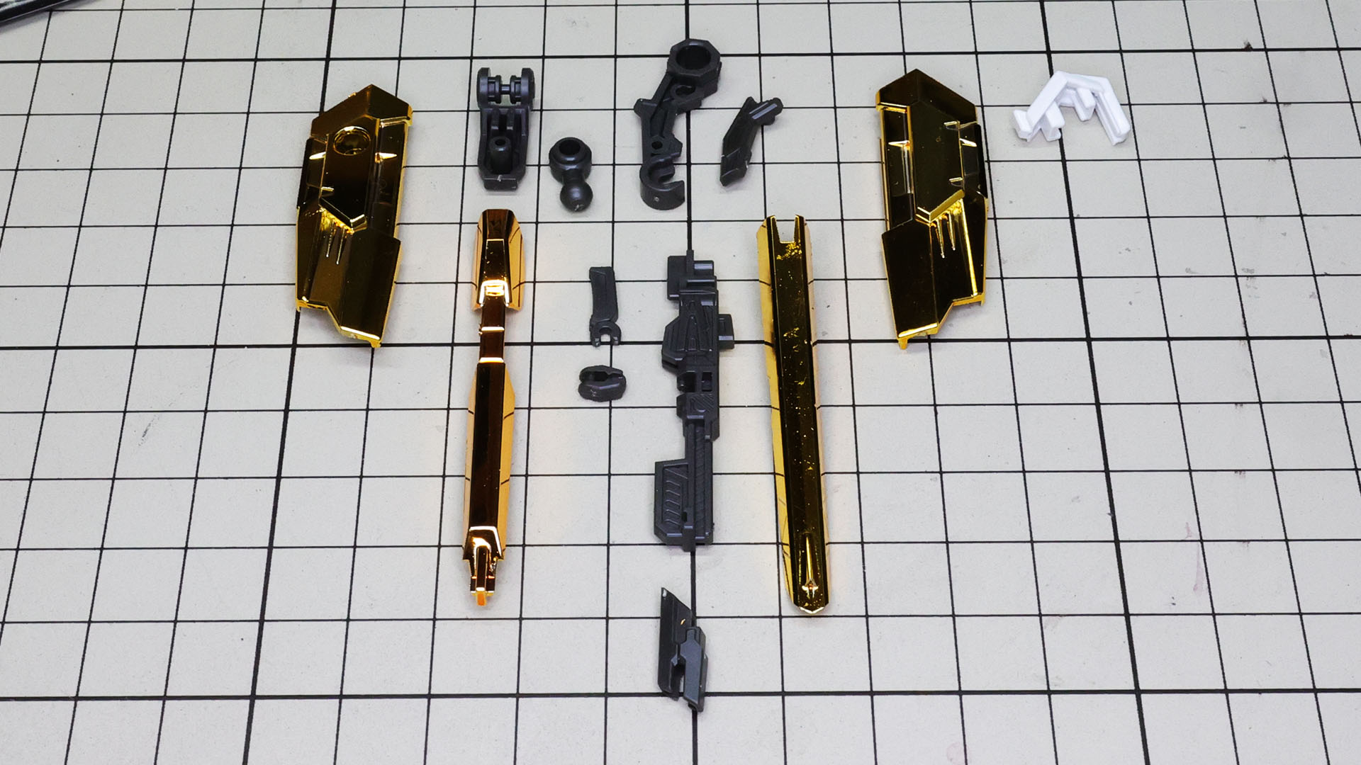 ビーム砲はグリップやスライド伸縮機構、本体との接続アームを組み立てます