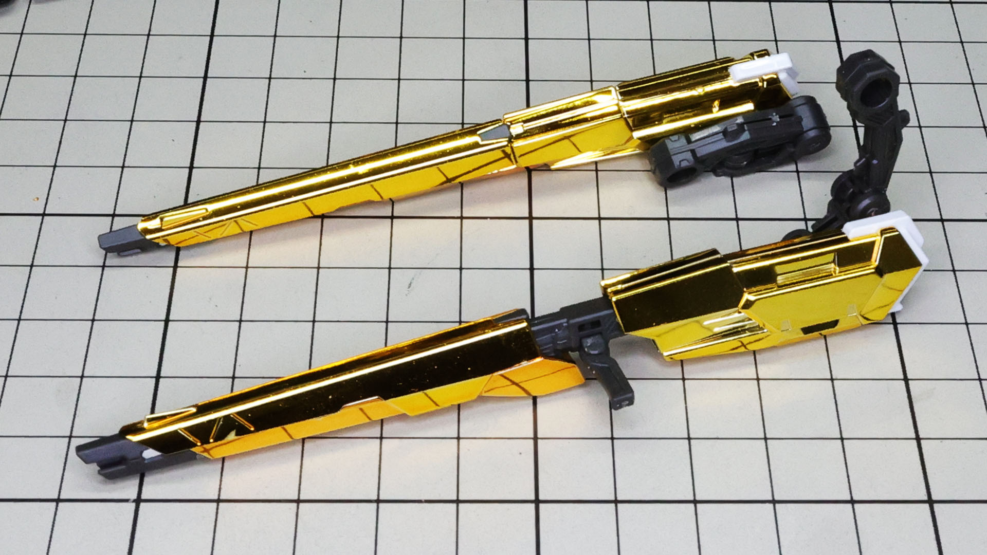 伸縮状態とグリップ展開の様子です。グリップはかなりフレキシブルに動きます