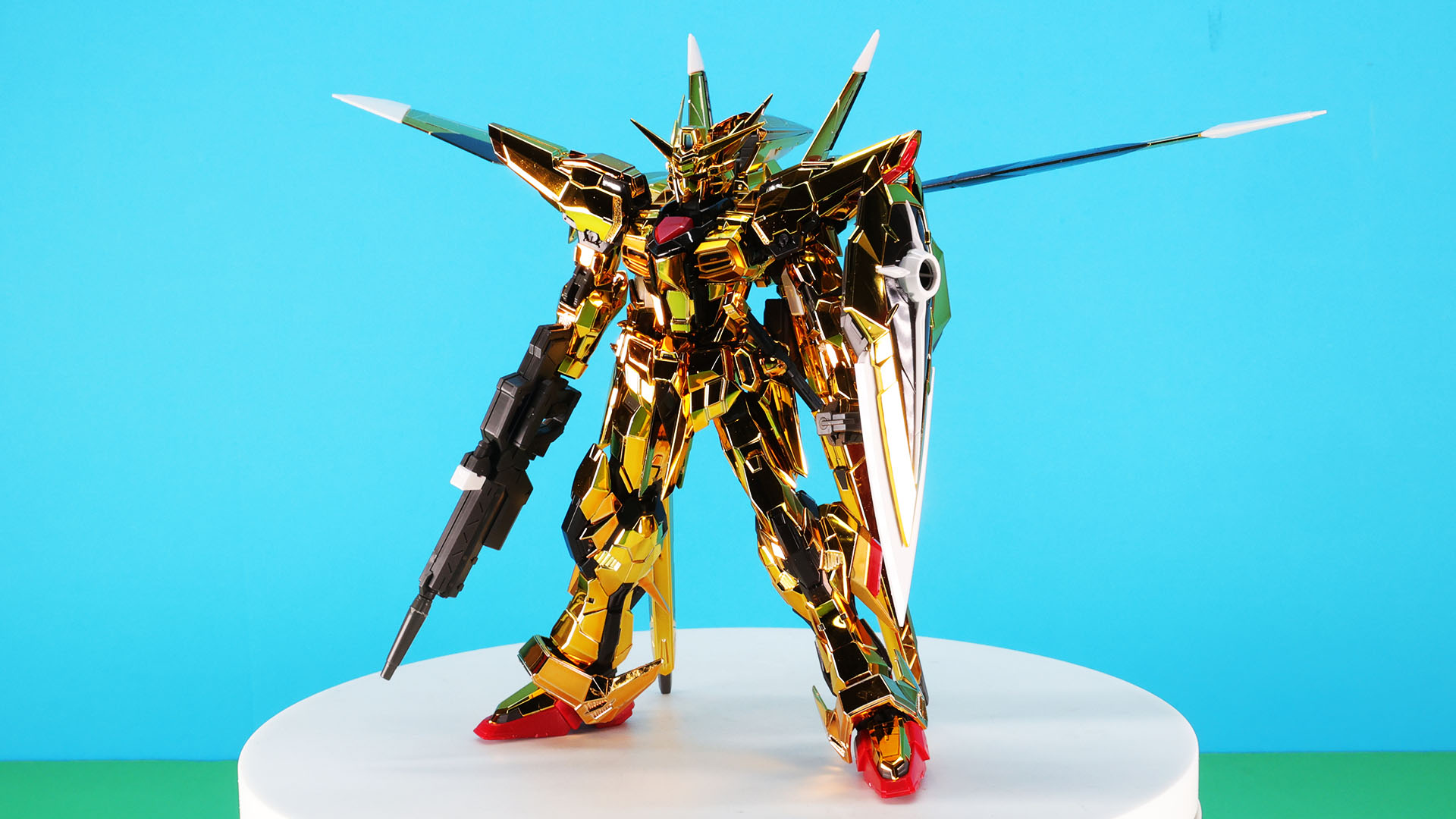 黄金に輝くモビルスーツ！