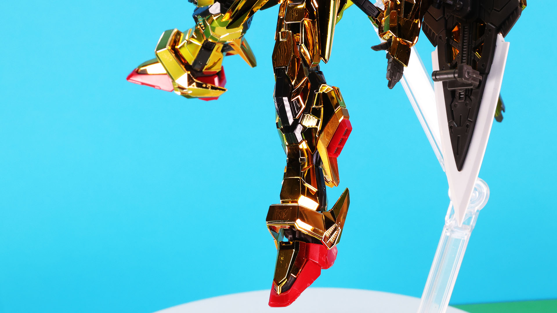 多面形状造形で様々な表情を見せる装甲パーツ