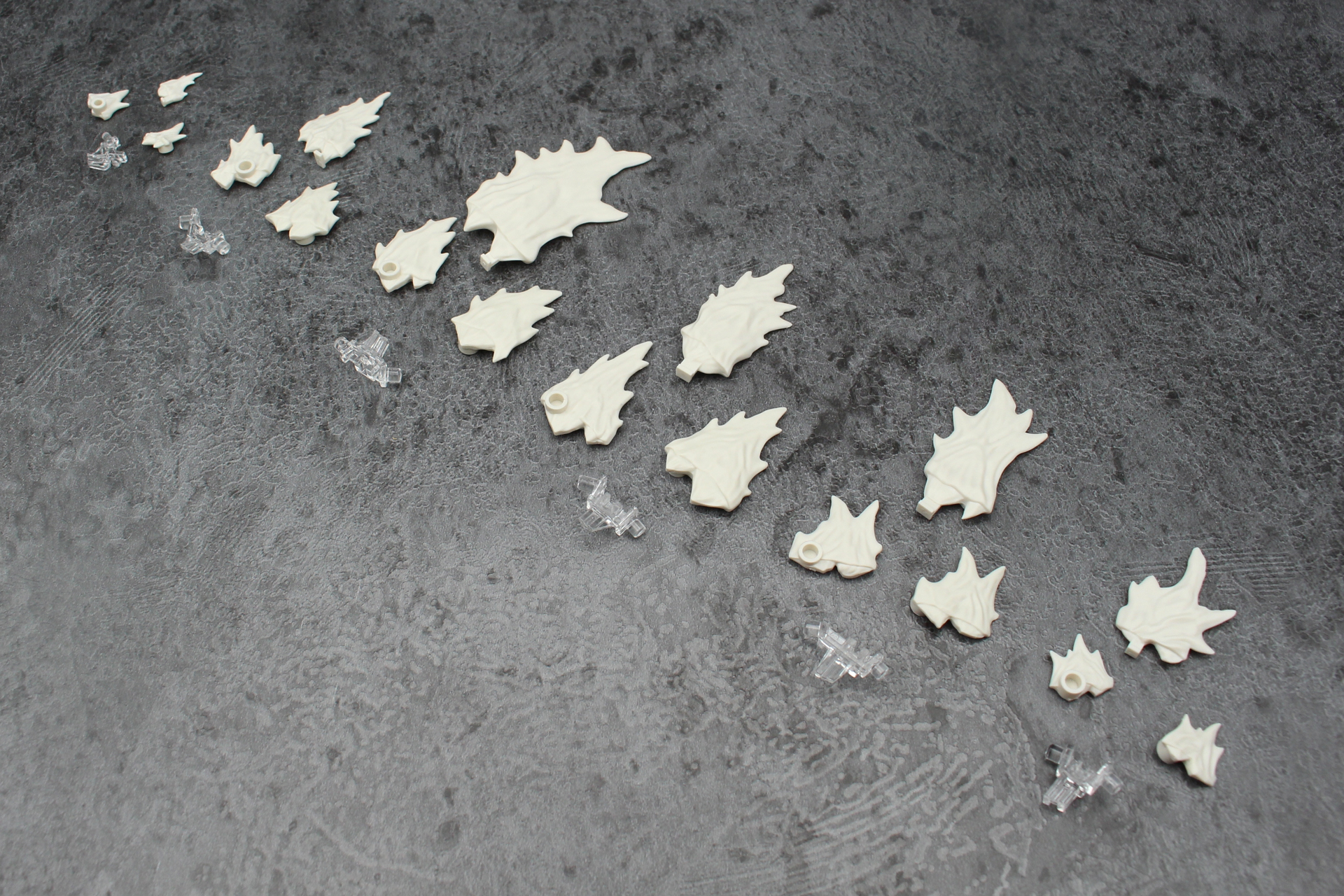 ヒレの骨の組み立て。形が似ているので、説明書に従って順番に組み立てていくことをオススメする