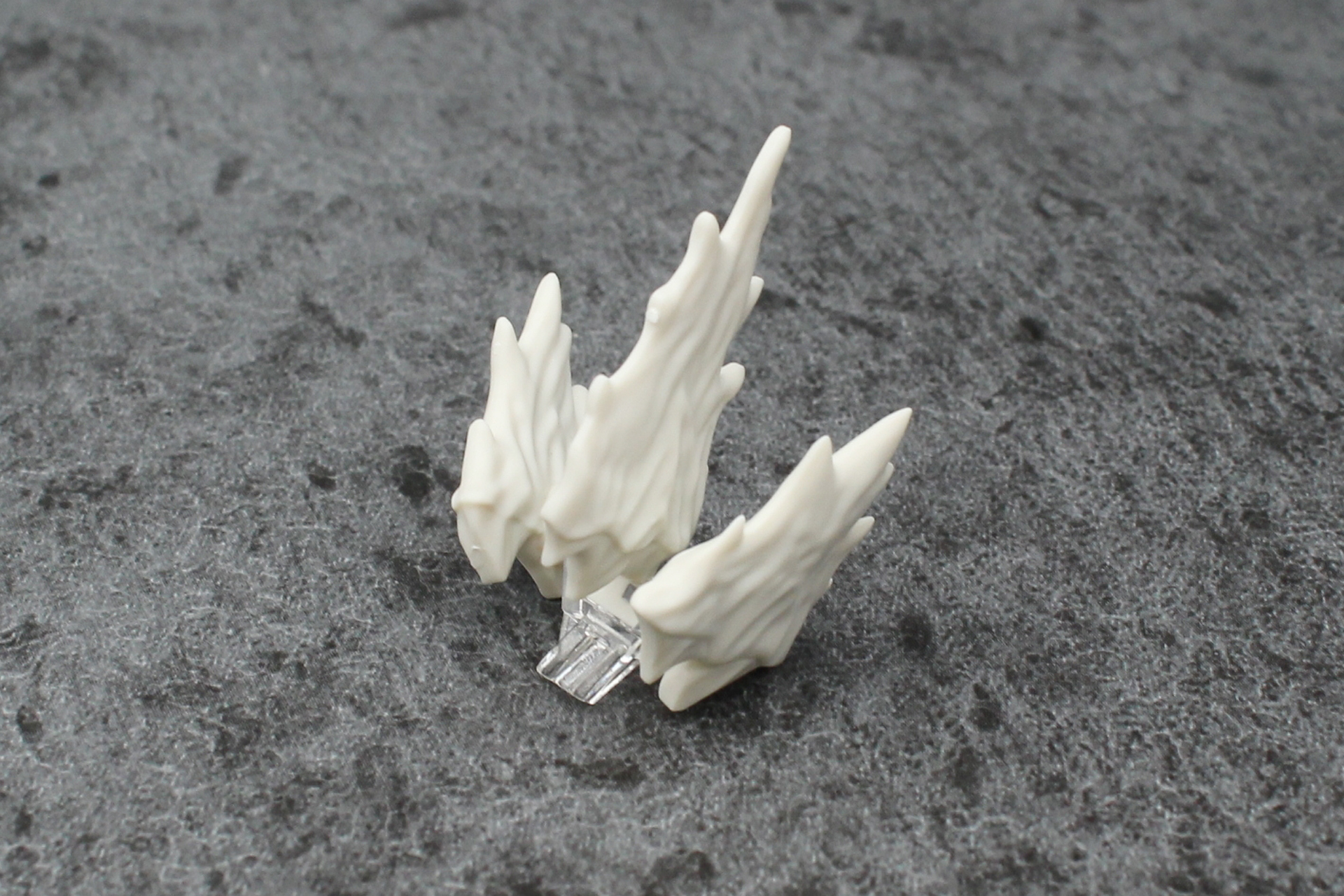 中心となるクリアパーツに3枚をそれぞれ取り付けていく。前後の向きにも注意