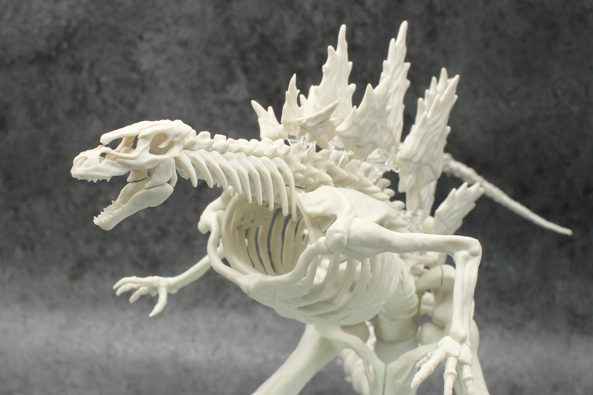 頭部は牙も細かく造形